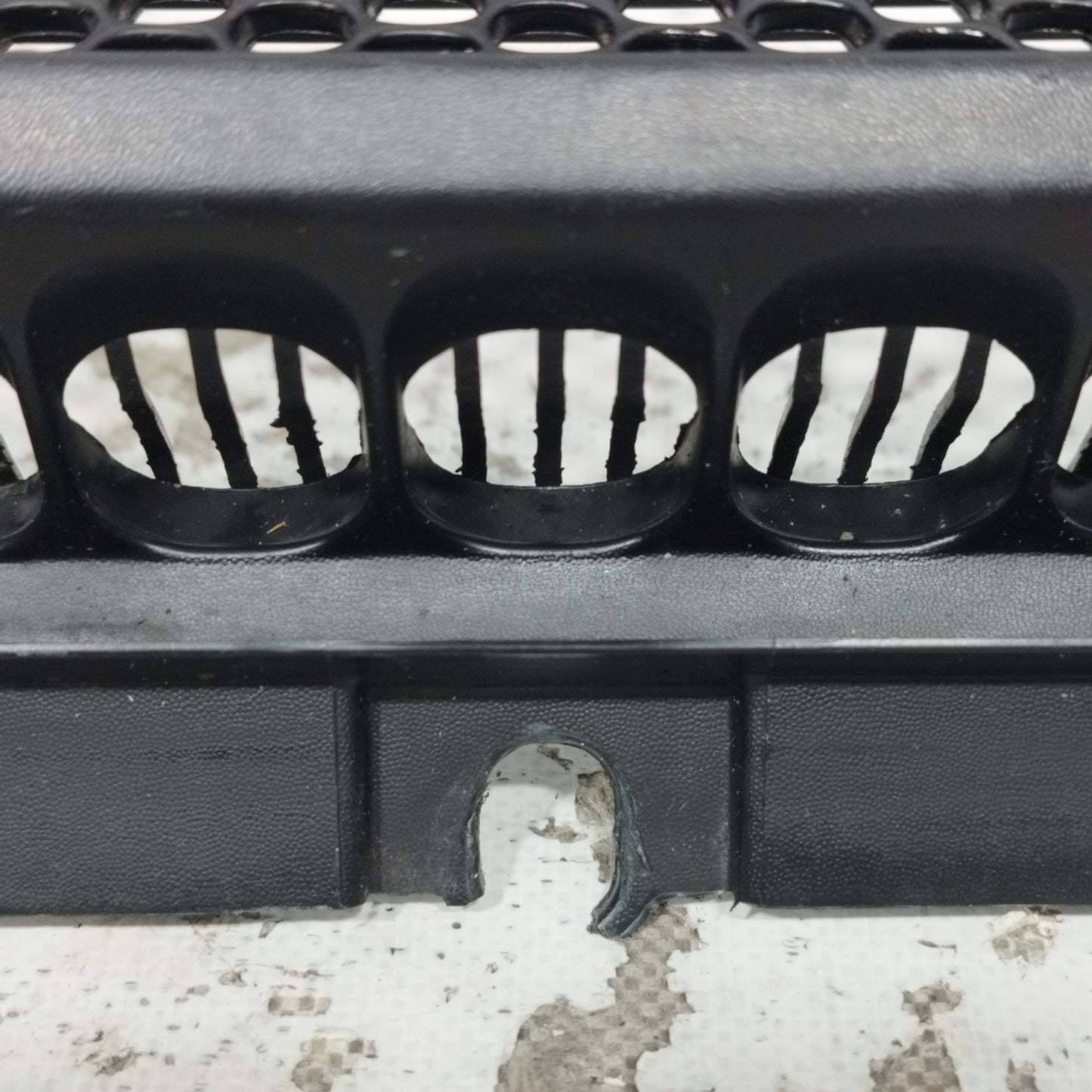 Tropfschalengrill Peugeot 3008 2011 Code: 9671408577 ecoAC9716