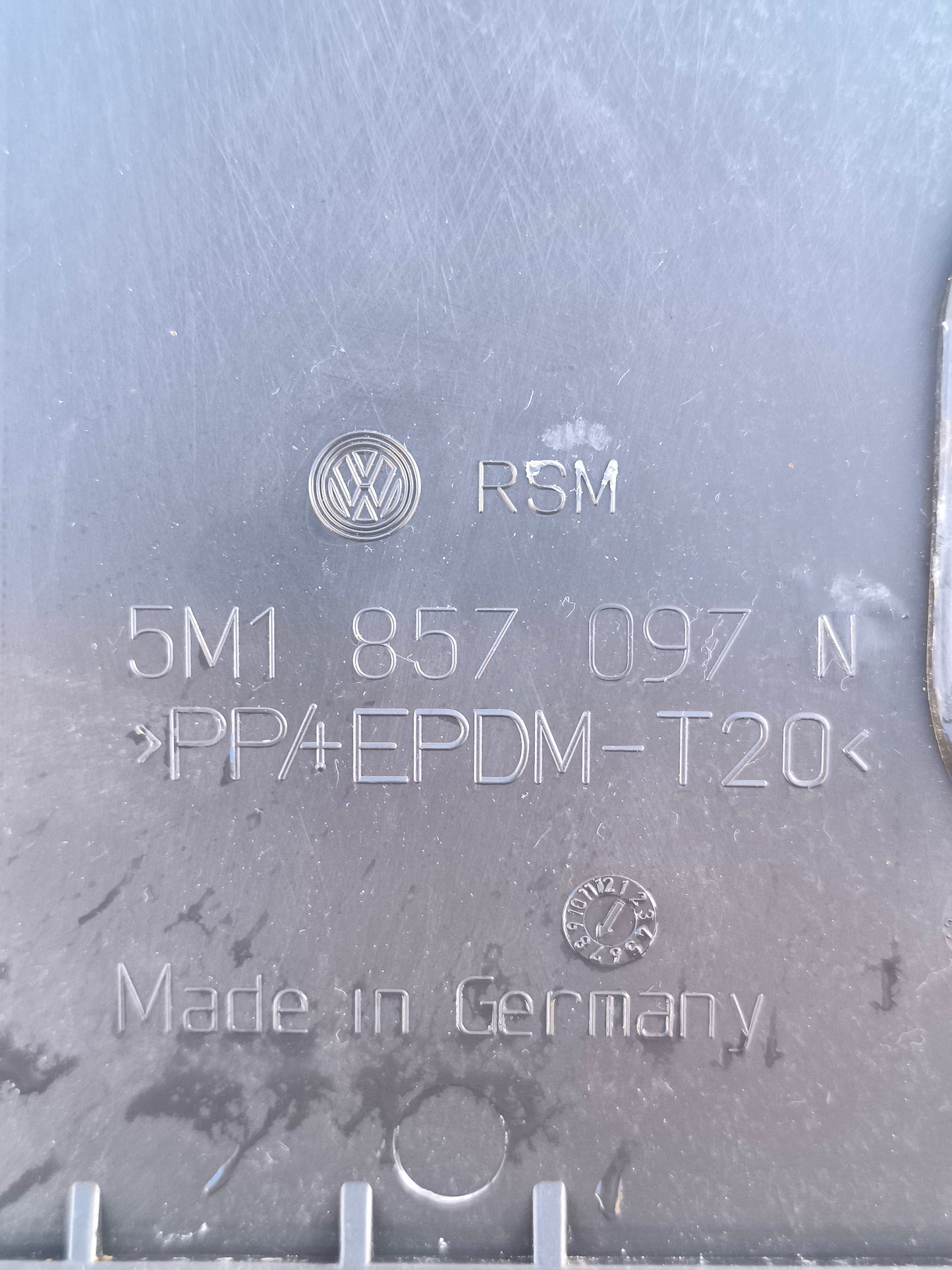 Das Handschuhfach des Volkswagen Tiguan, Baujahr 2009, Code 5M1857097N ecoAG7629, weist einen Riss am Verschluss und leichte Kratzer auf.