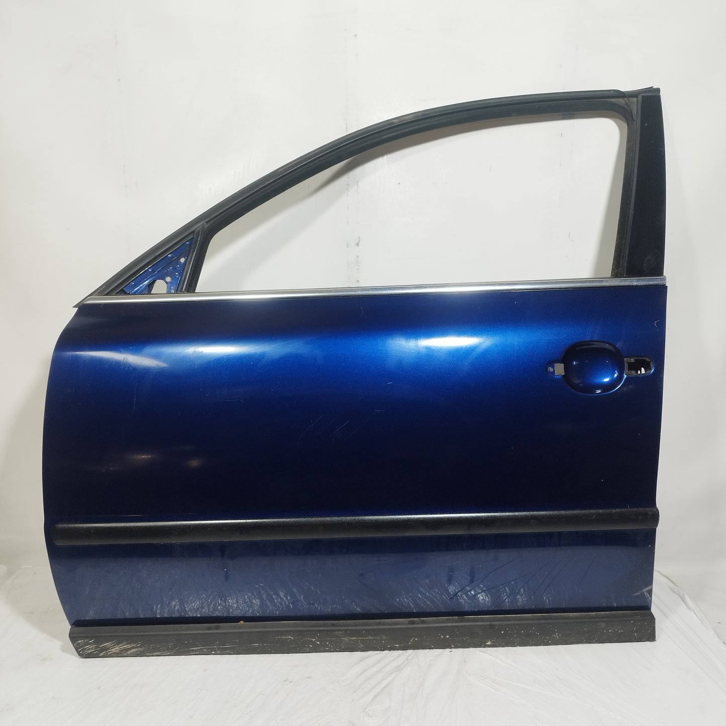 Midnight blue left front door Volkswagen Passat 2004 ecoAC3615