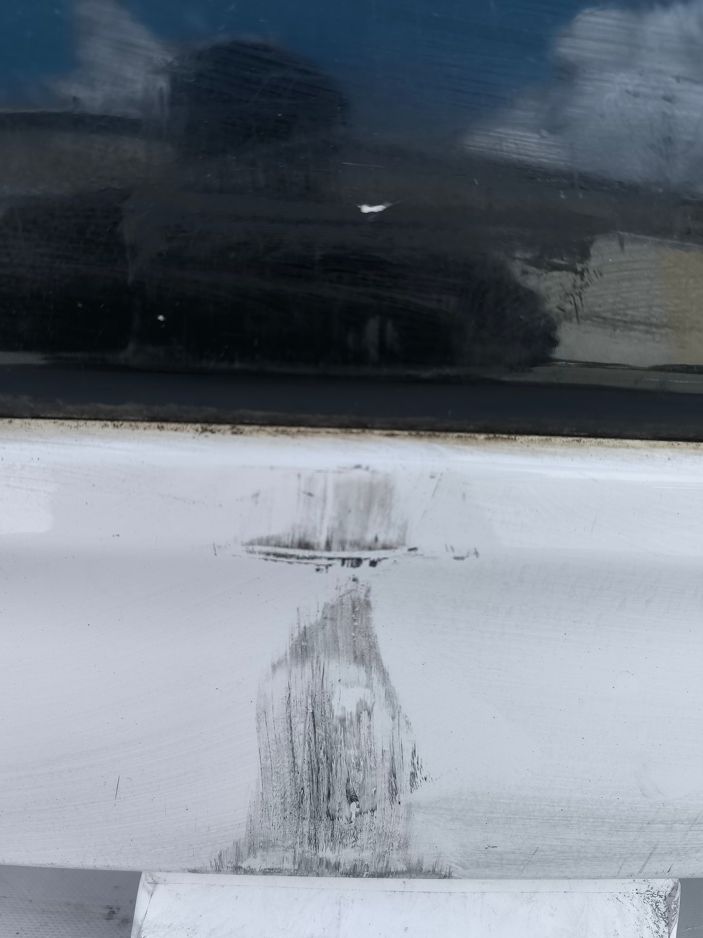 Weißer Heckstoßfänger für Citroen C3 Picasso, Baujahr 2010, weist diverse Kratzer und zwei abgebrochene Clips im Bereich des schwarzen Teils auf (ecoAG513).