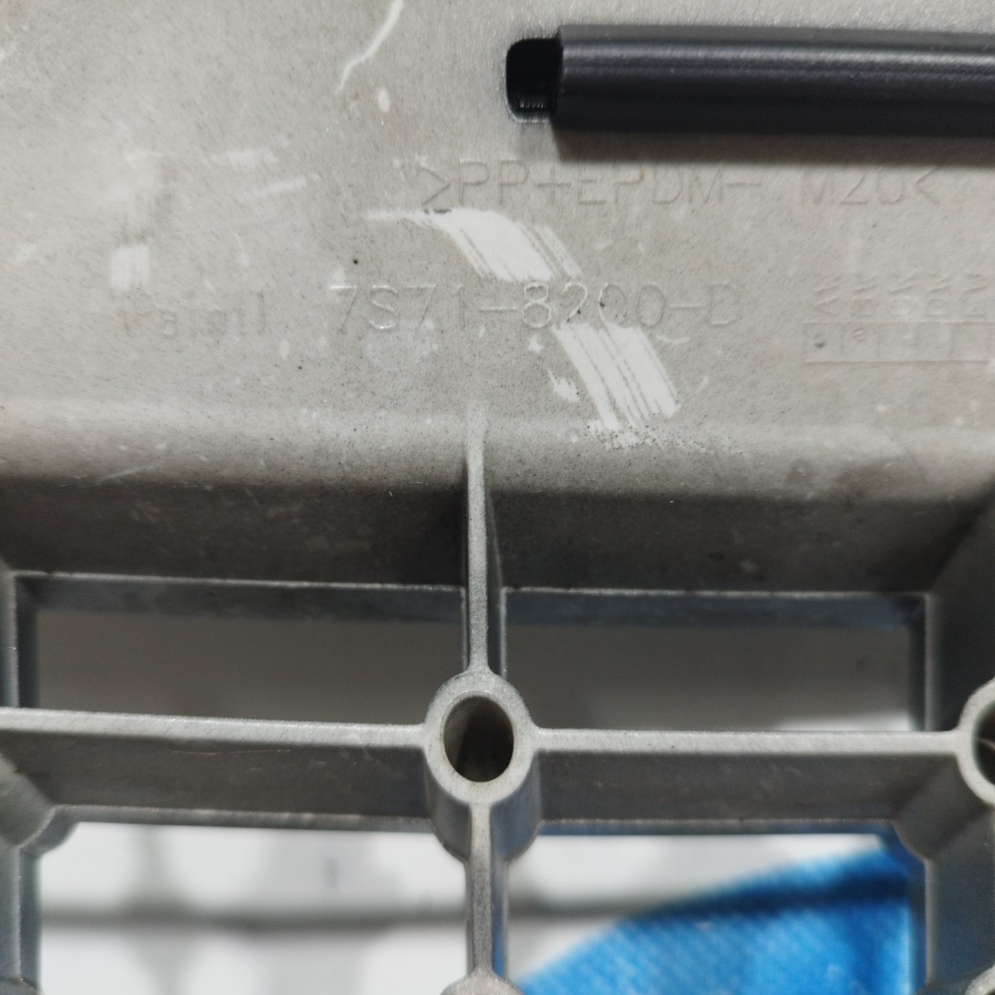 Ford Mondeo 2008 Front Center Grille Code: 7S718200B ecoAC8573