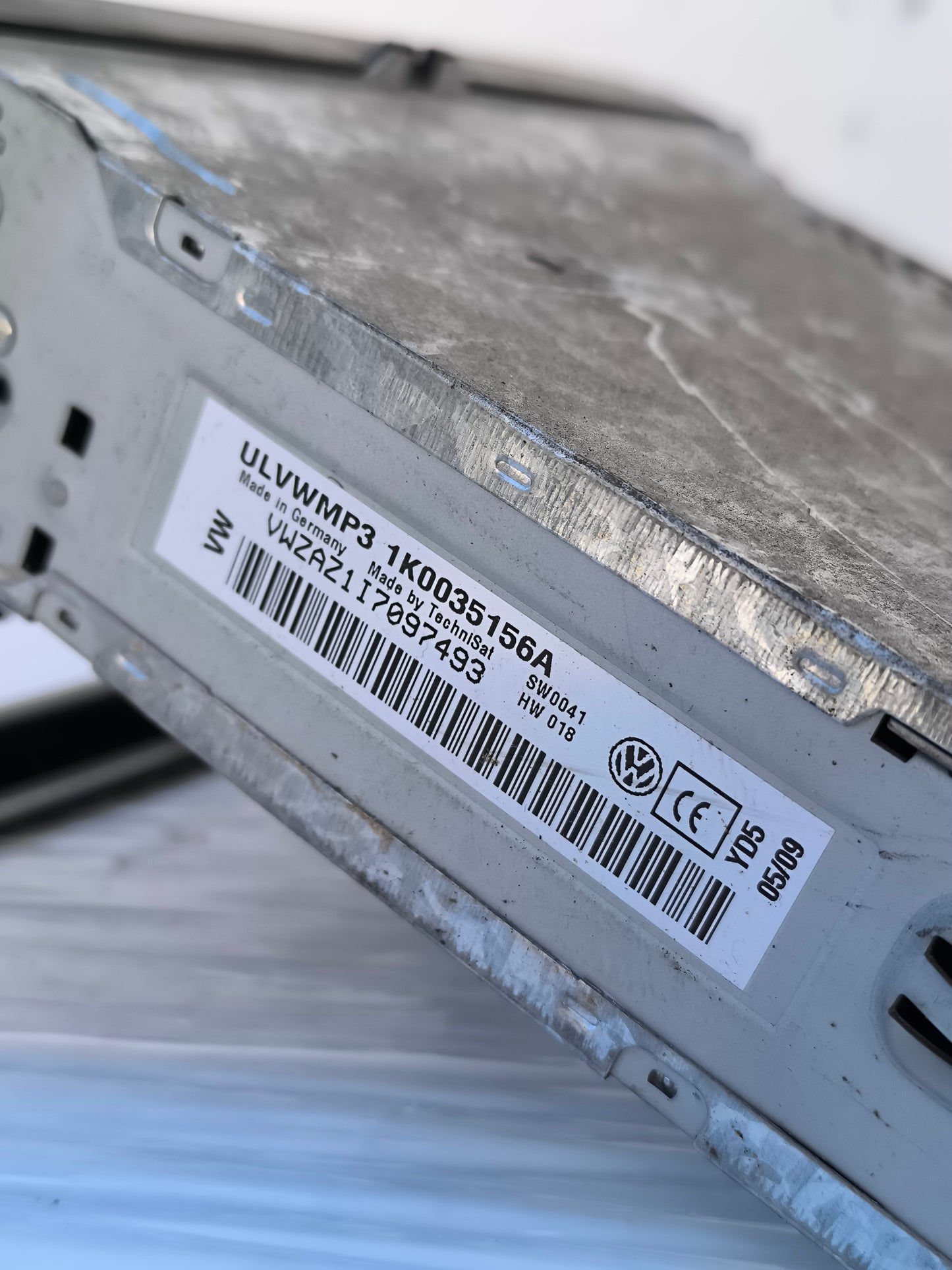 Autoradio für Volkswagen Golf 5/6 Polo, Baujahr 2010, Teilenummer 1k0035156A, weist Klebereste und einen Kratzer auf dem Display auf (ecoAG7359).