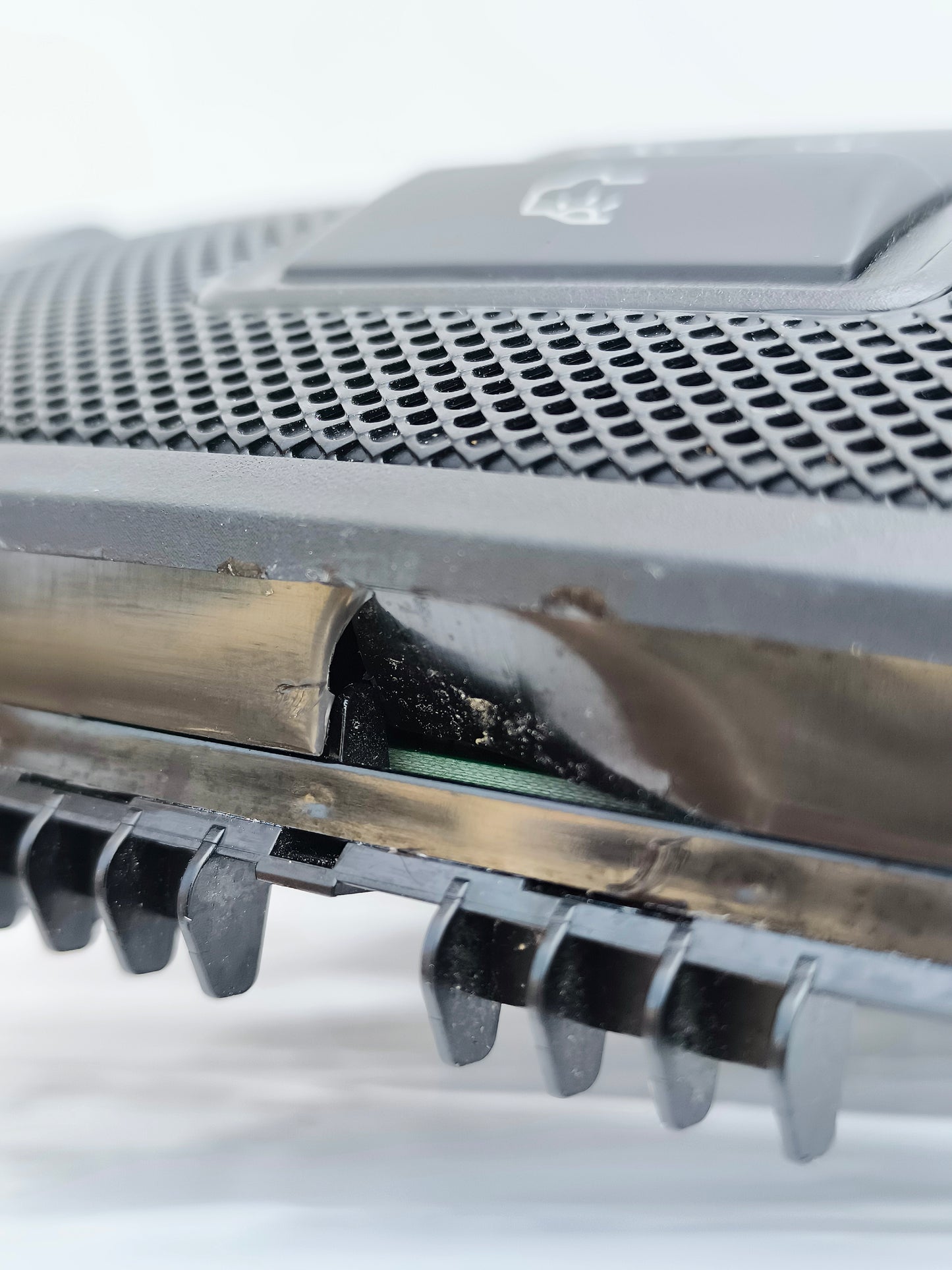 Courtesy light Mercedes A-Class w176 Cod.a0009000702 ecoAG7152 has various lesions (caused by screwdriver) and some scratches