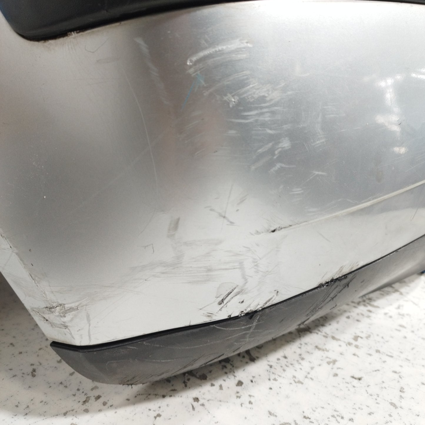 Paraurti posteriore grigio chiaro  Volkswagen Polo 2005 ecoAC9732