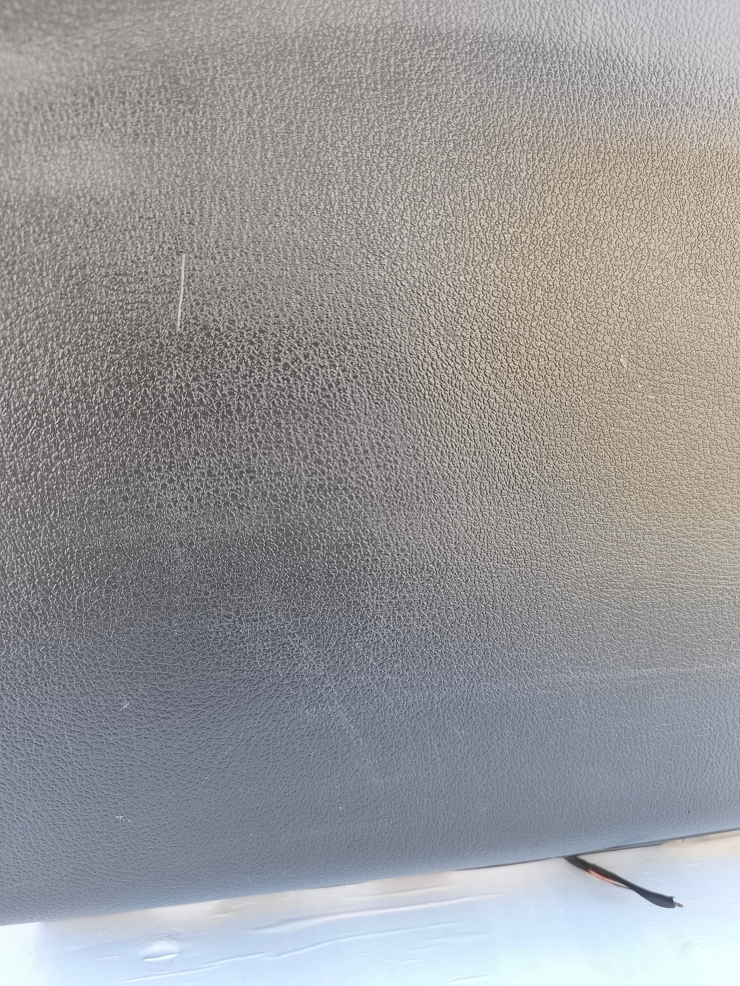 Das Handschuhfach des Volkswagen Tiguan, Baujahr 2009, Code 5M1857097N ecoAG7629, weist einen Riss am Verschluss und leichte Kratzer auf.