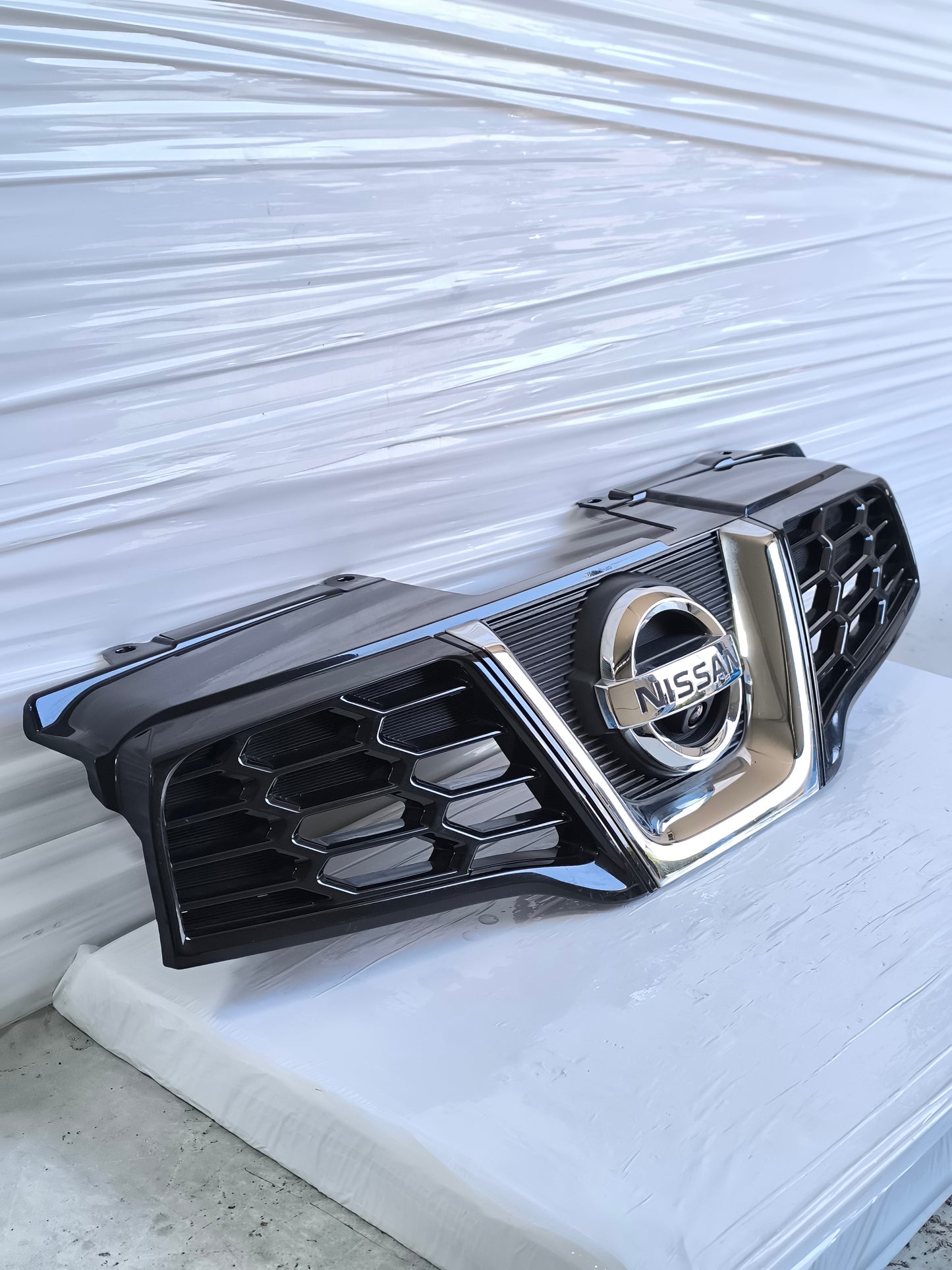 Mascherina anteriore con telecamera Nissan Qashqai (J10) 2010-2013 Resyling cod: A0455283 ecoAG8499