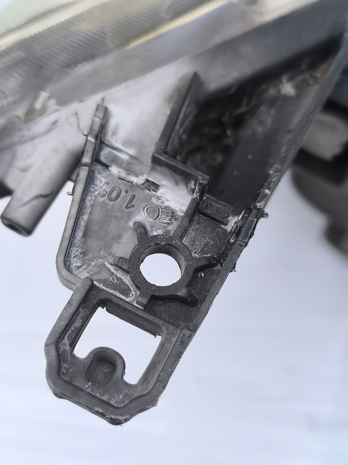 Opel Agila B ecoAG7573 linker Frontscheinwerfer, Anschlag mit Silikon repariert