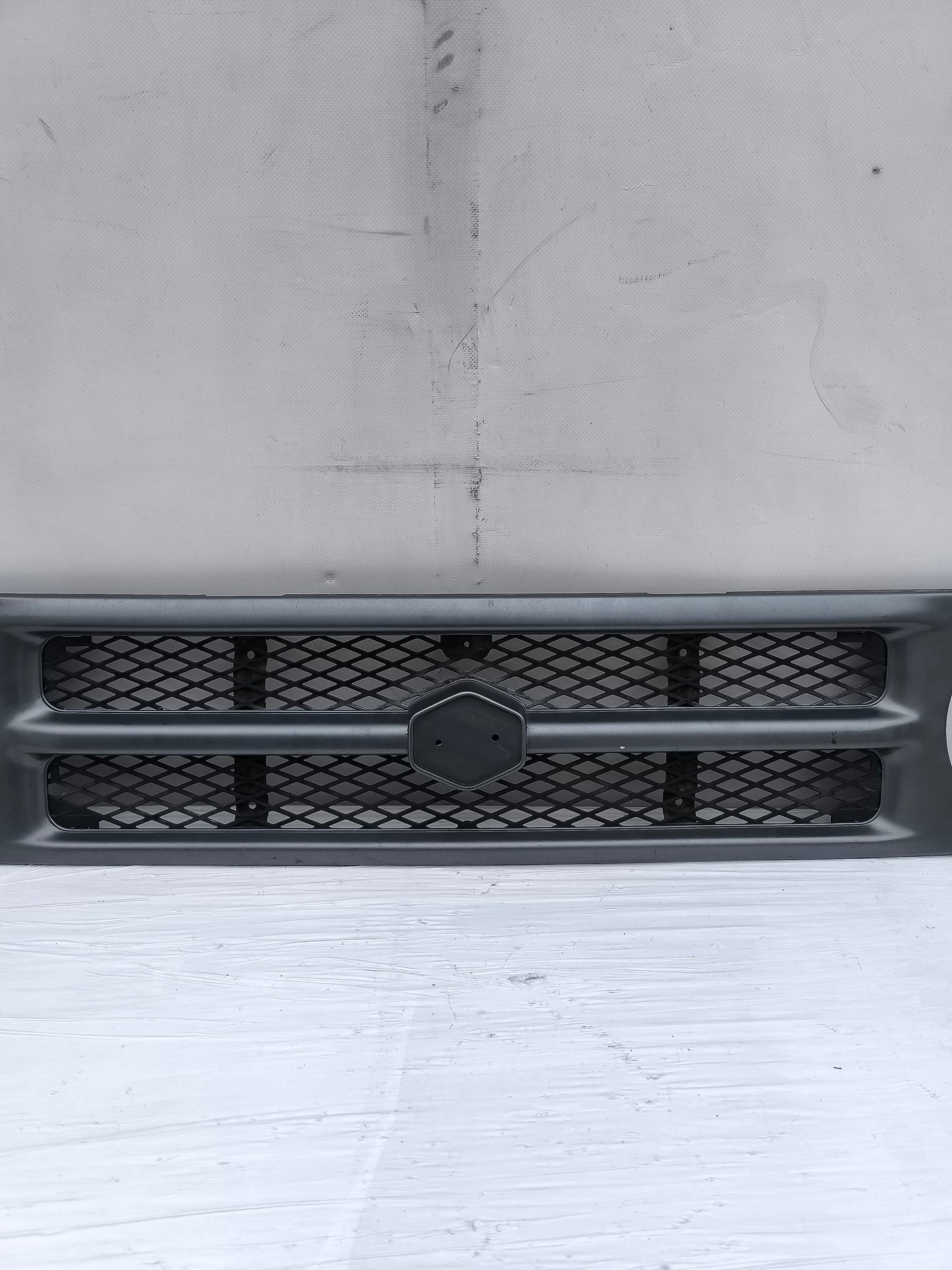 Mascherina anteriore grigio scuro Suzuki Samurai anno 1989 ecoAG7581