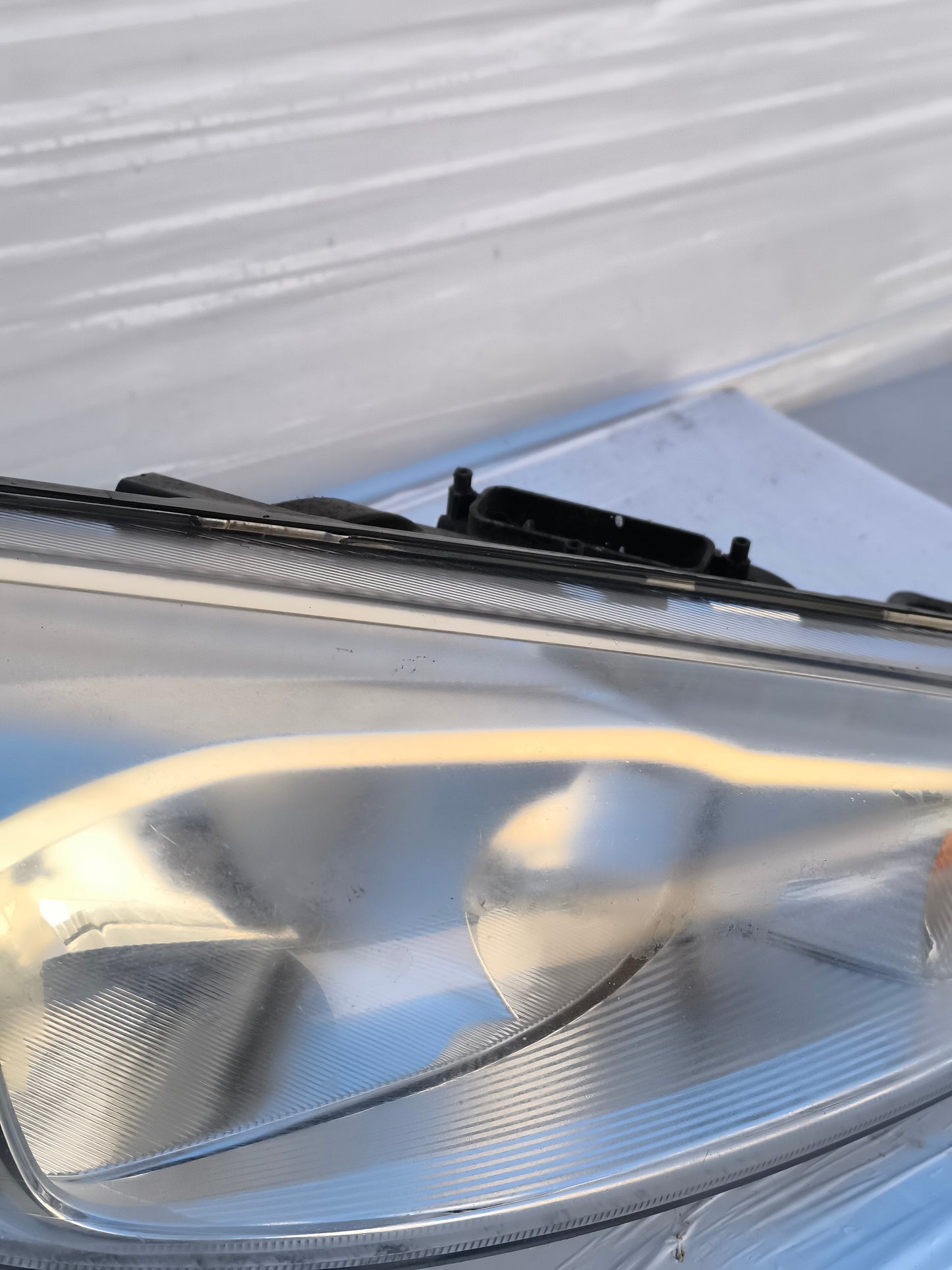 Kompletter Ford Focus 1.5 TDCI, Baujahr 2015, weiß, ecoAG7470 (Stoßstange leicht zerkratzt - Motorhaube hat eine kleine Delle)