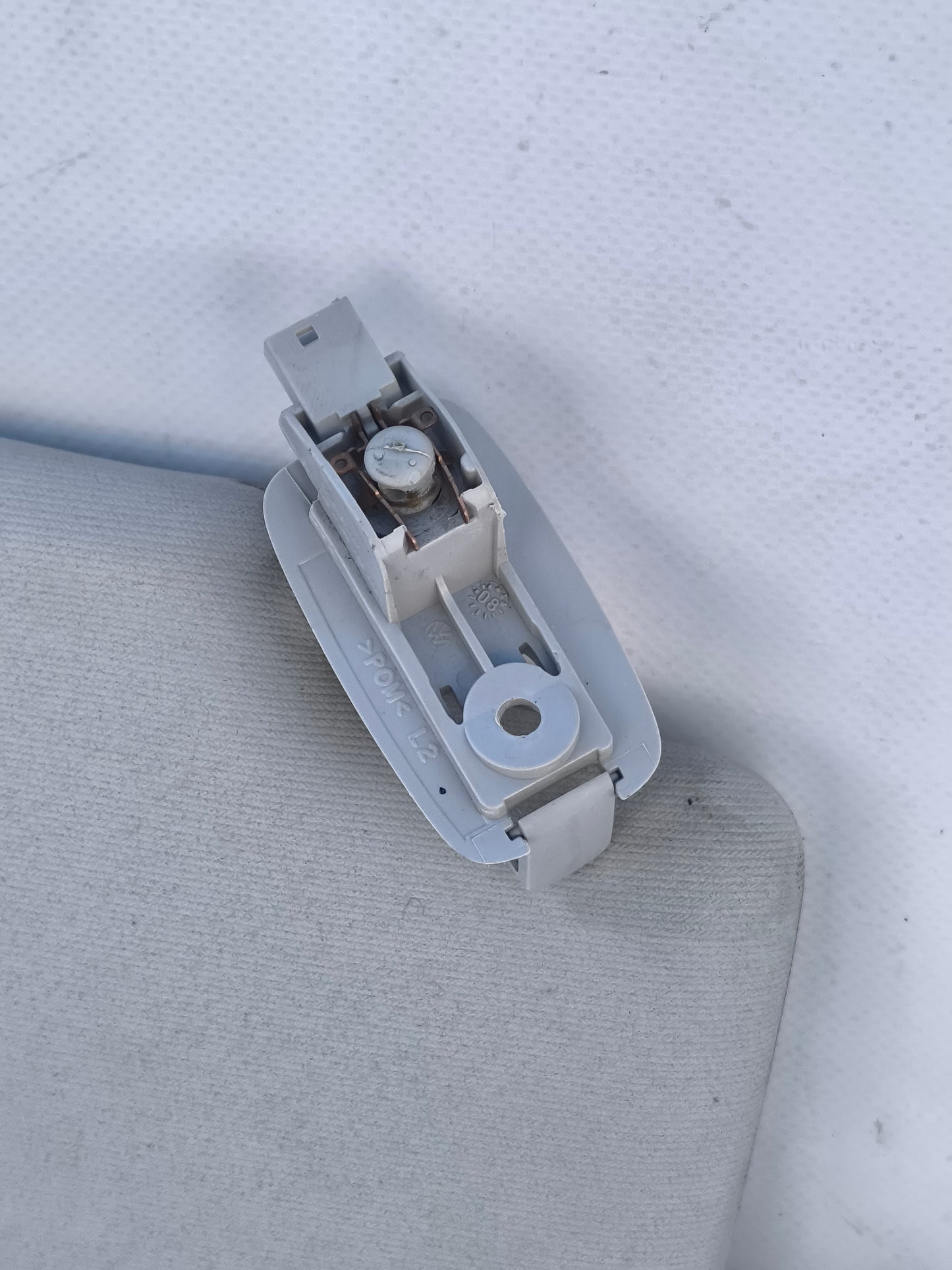 Die linke Sonnenblende des Volkswagen Tiguan, Baujahr 2009, weist eine kleine Vertiefung auf (ecoAG401).