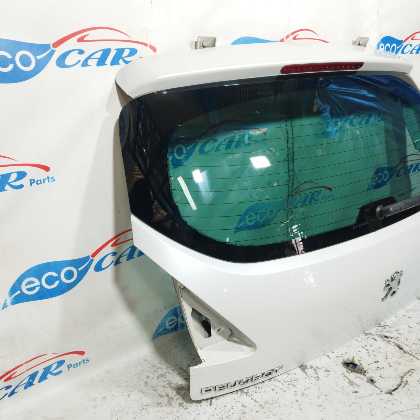 Pearl white tailgate Peugeot 3008 2011 ecoAC9602