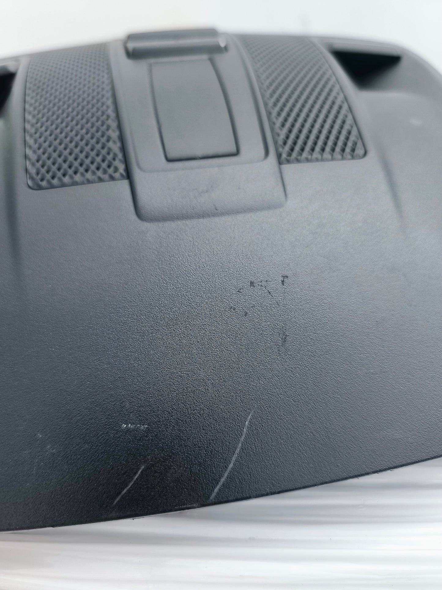 Courtesy light Mercedes A-Class w176 Cod.a0009000702 ecoAG7152 has various lesions (caused by screwdriver) and some scratches