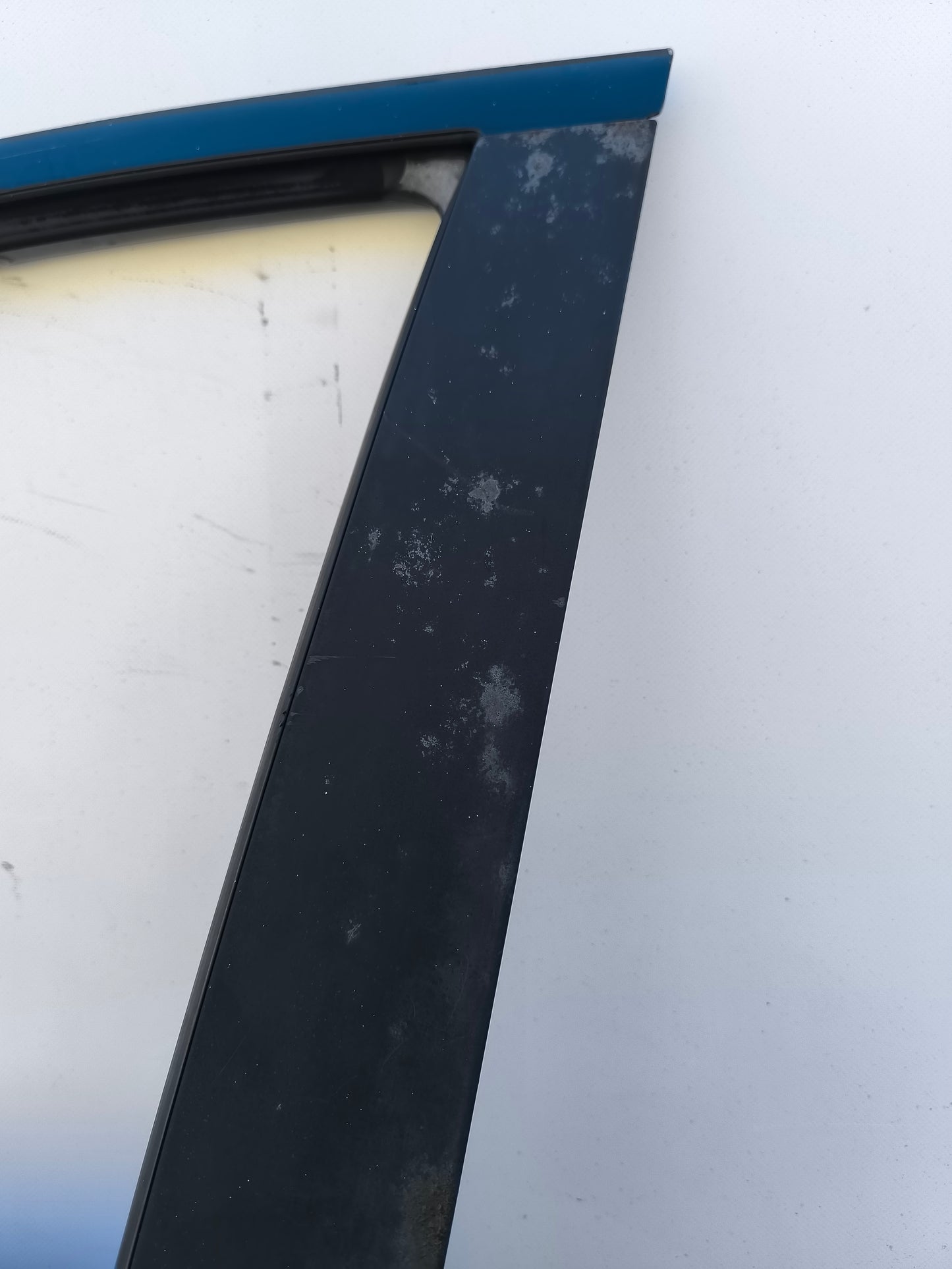 Mercedes ML W164, schwarze Vordertür links, weist diverse kleine Dellen und Kratzer auf (ecoAG7437).