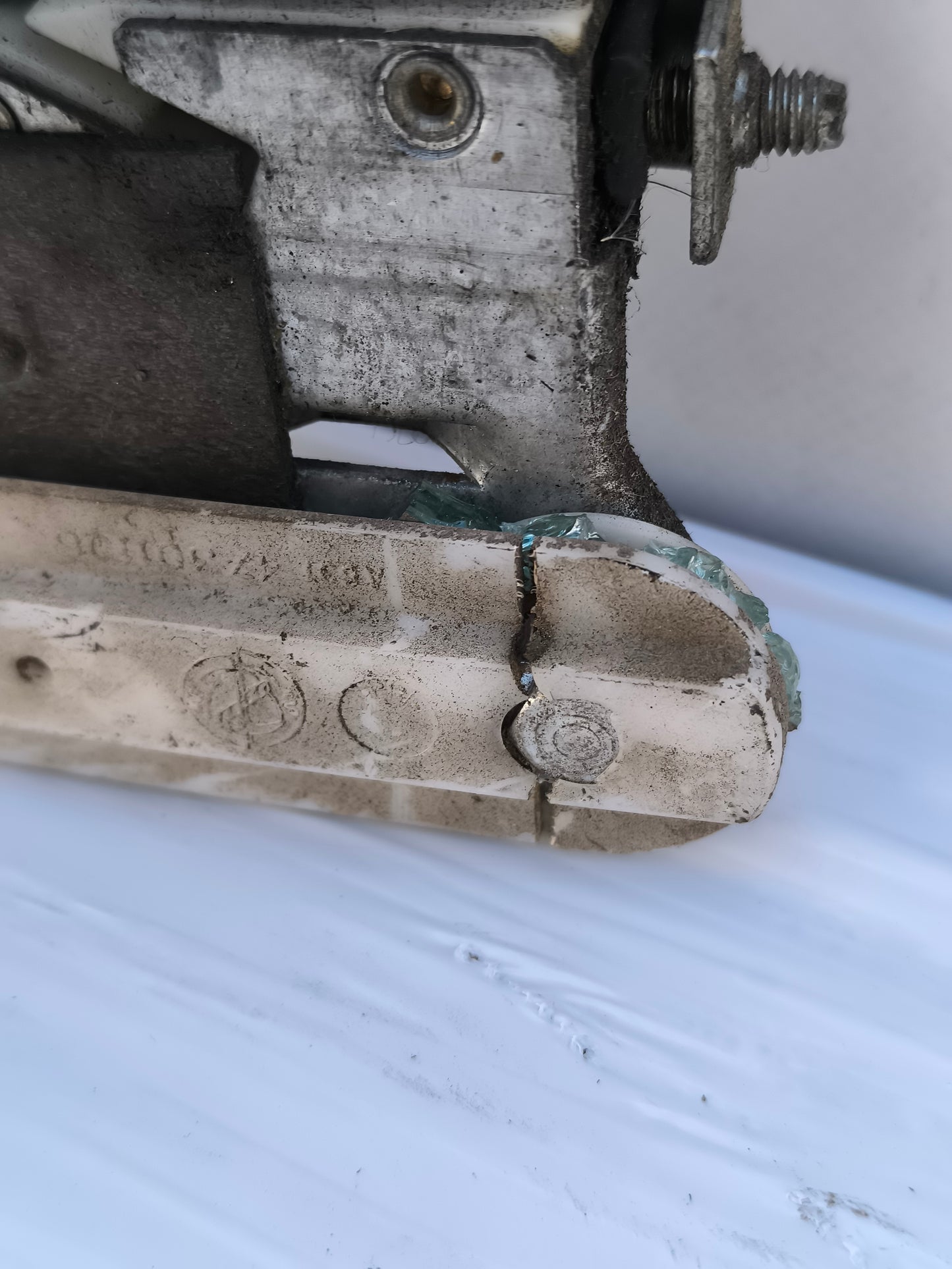 Linke Halterung für beschädigtes Glas, Alfa Romeo GT, Baujahr 2005, Teilenummer 606815930, ecoAG7561