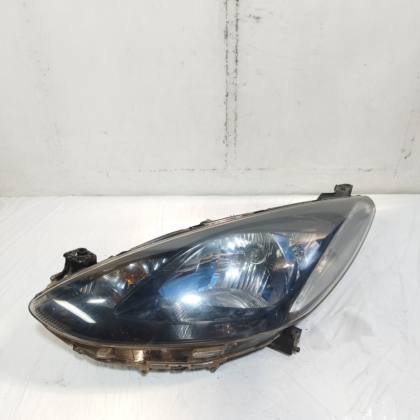 Fanale anteriore sx Mazda 2 II serie (DE) 2010-2014 Restyling cod: DR6151040 ecoAC16433