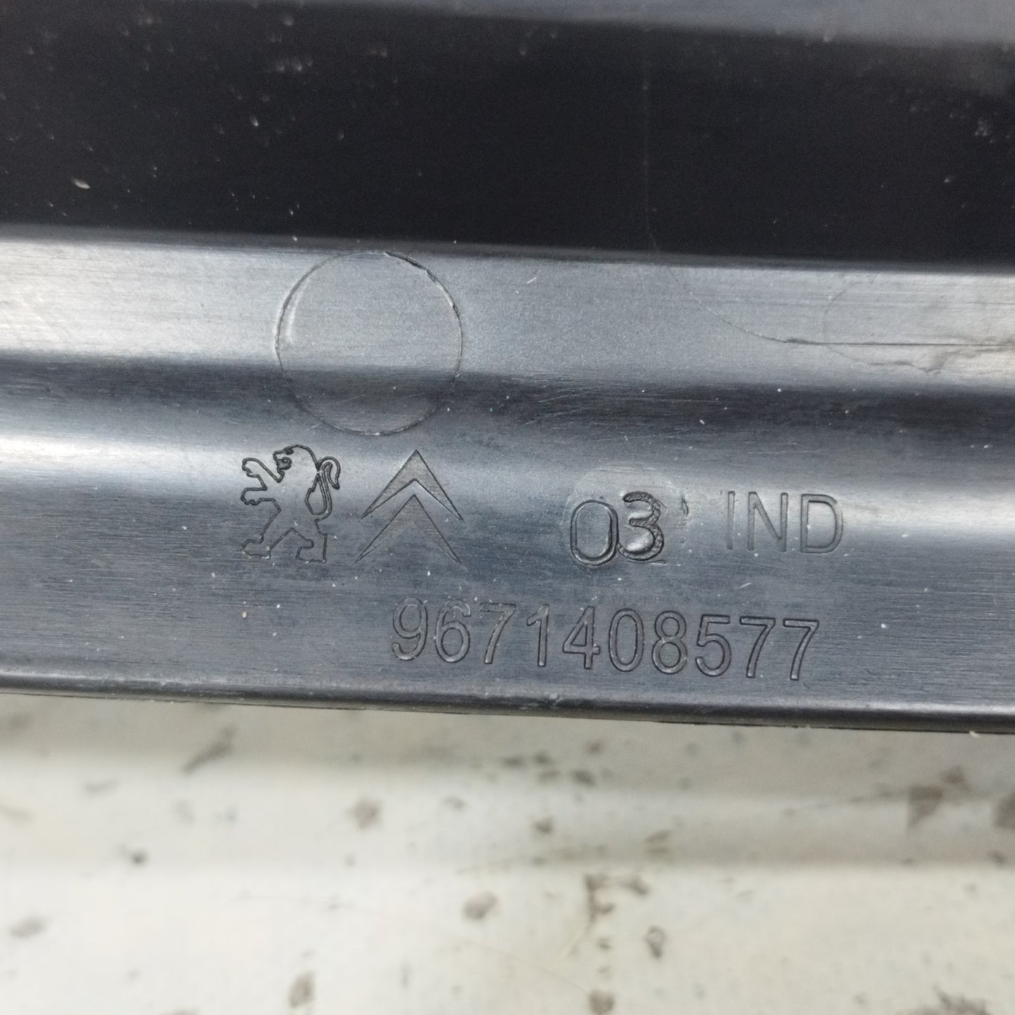 Tropfschalengrill Peugeot 3008 2011 Code: 9671408577 ecoAC9716