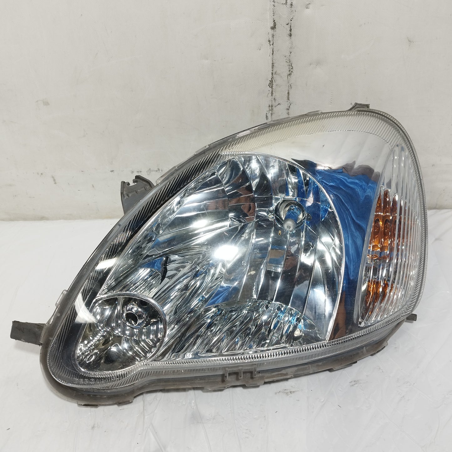 Fanale anteriore sx Toyota Yaris 2003-2005 Restyling DEPO cod: 08-212-11K8L ecoAC16421