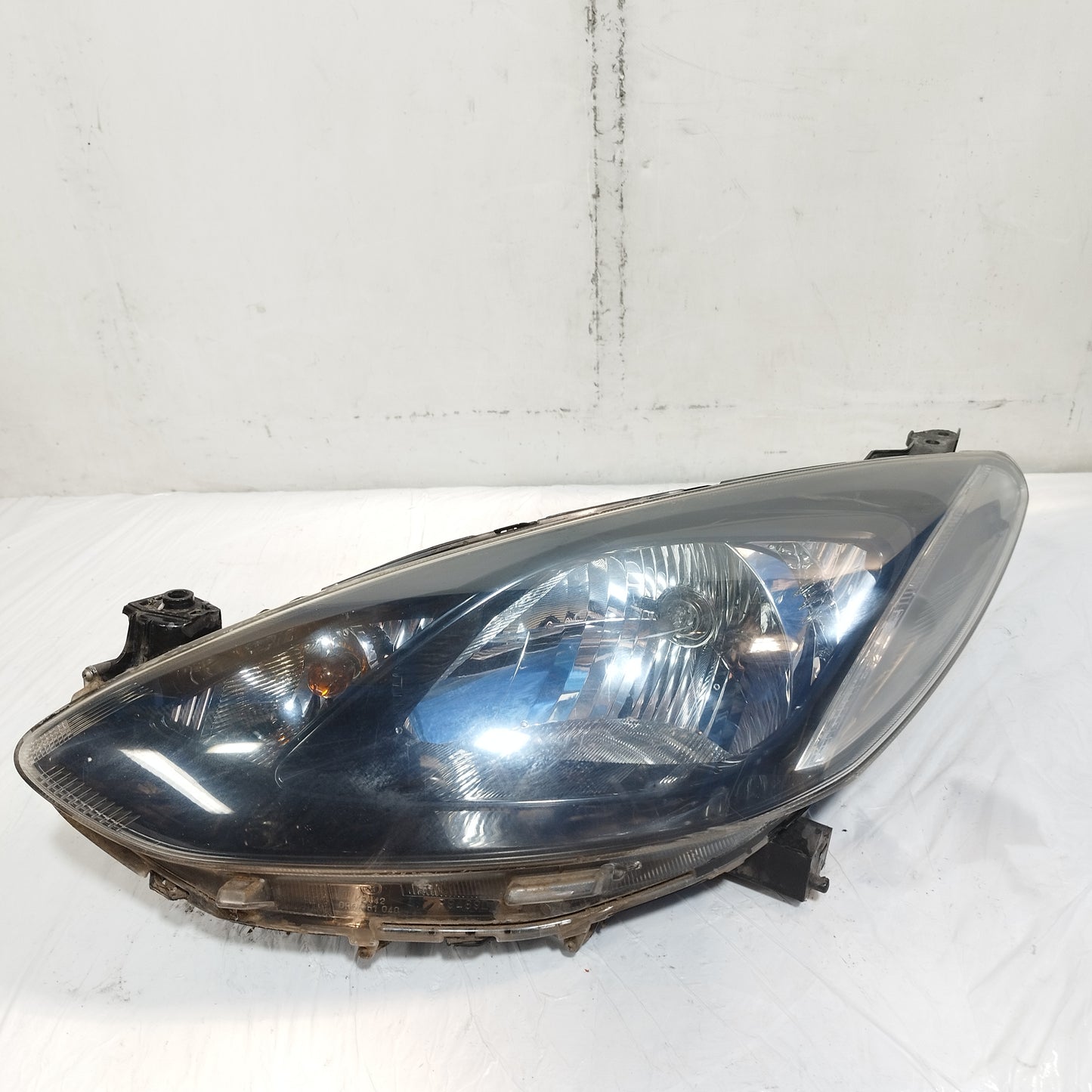 Fanale anteriore sx Mazda 2 II serie (DE) 2010-2014 Restyling cod: DR6151040 ecoAC16433