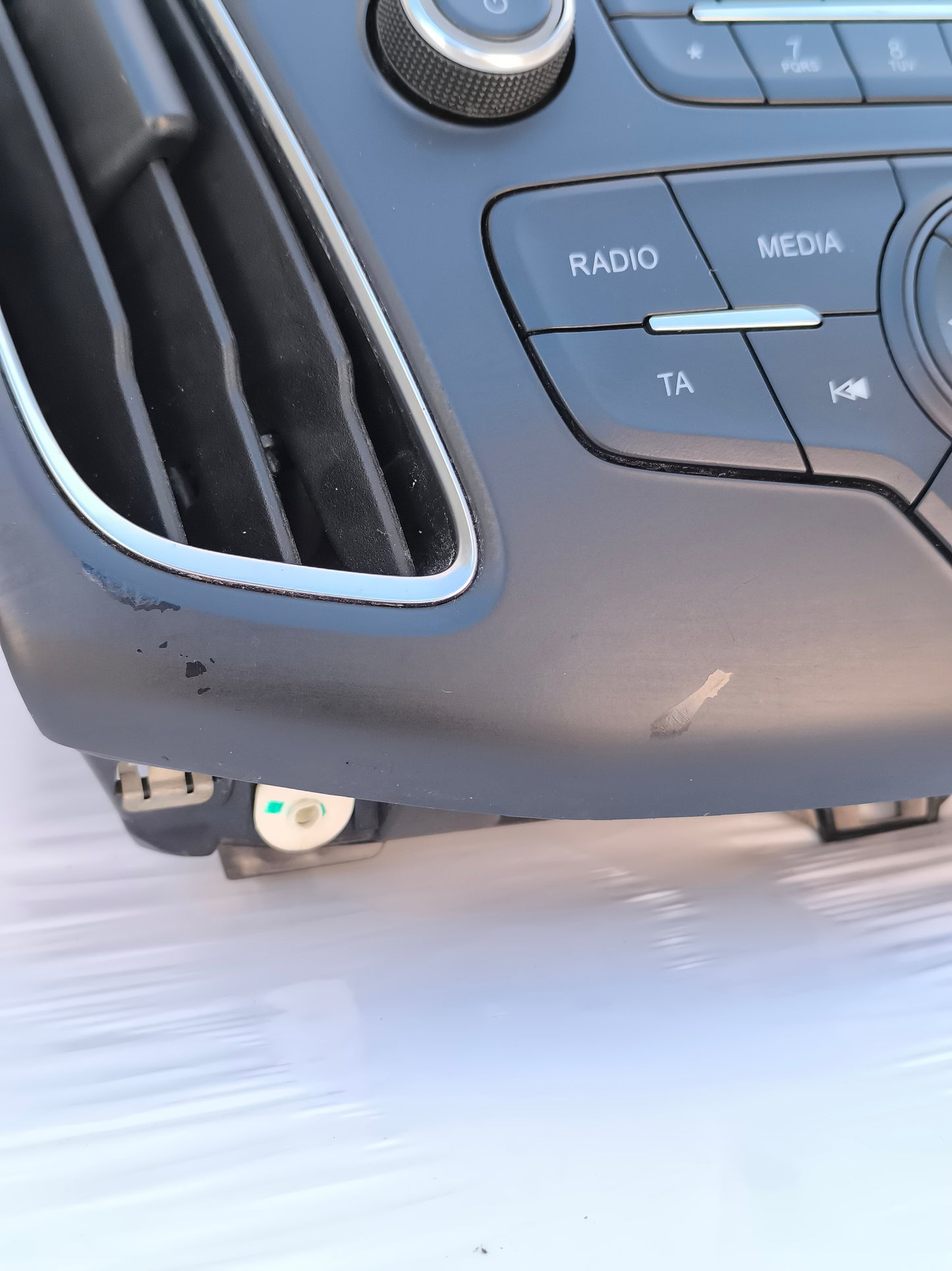 Komplettes Autoradio-Bedienfeld für Ford Focus, Baujahr 2015, Code 4F571-BB ecoAG7405, Rahmen leicht verfärbt