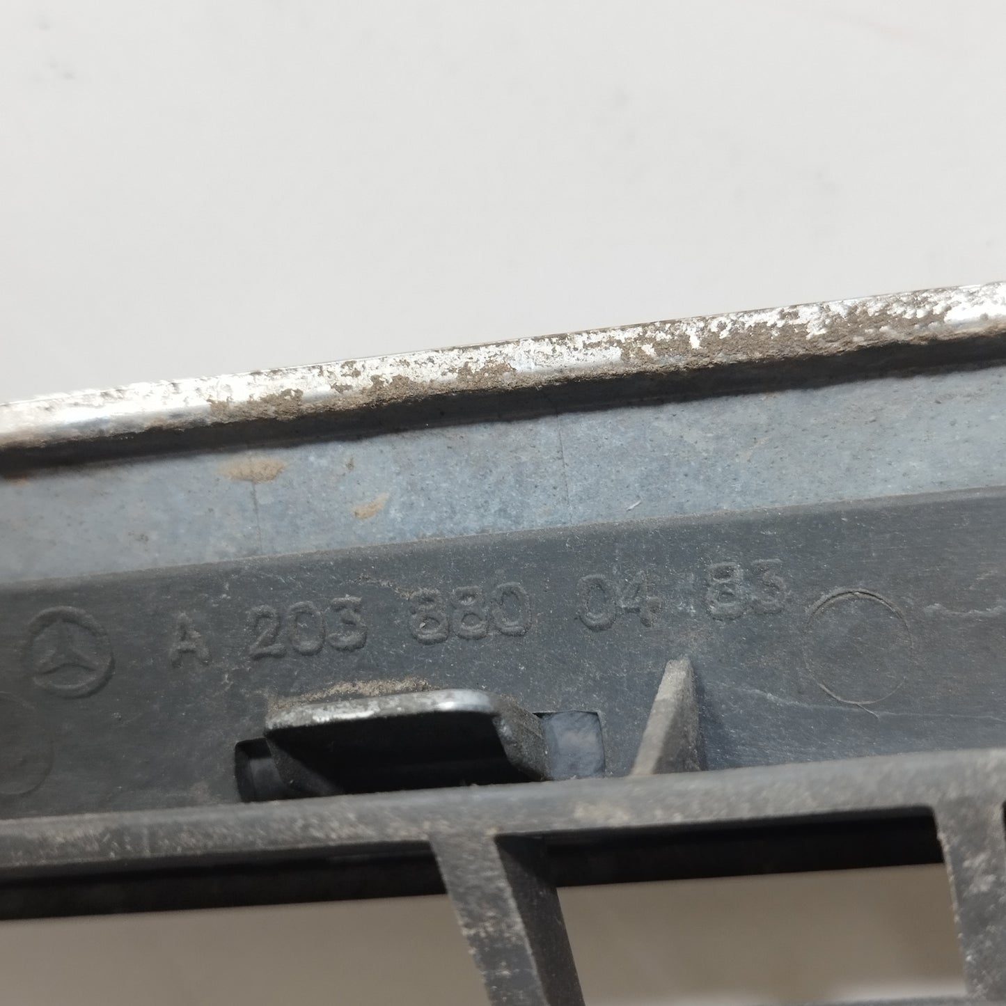 Mascherina centrale anteriore Mercedes Classe C W203 2000-2004 cod: A2038800483 ecoAC15624