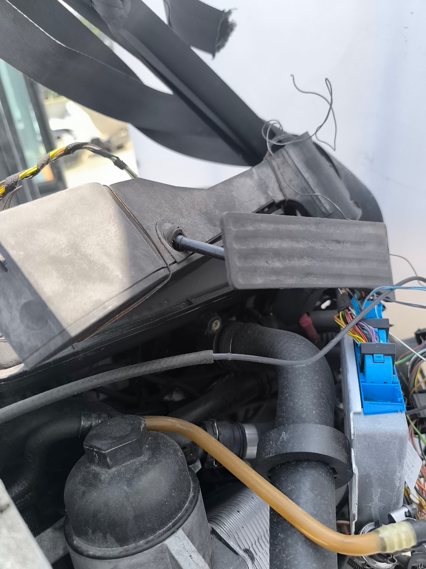 BMW 5 Series E39 3.0 D Engine Code 306D1 complete engine with wiring harness, control units and pedal (the pedal is cutaway) ecoAG7084