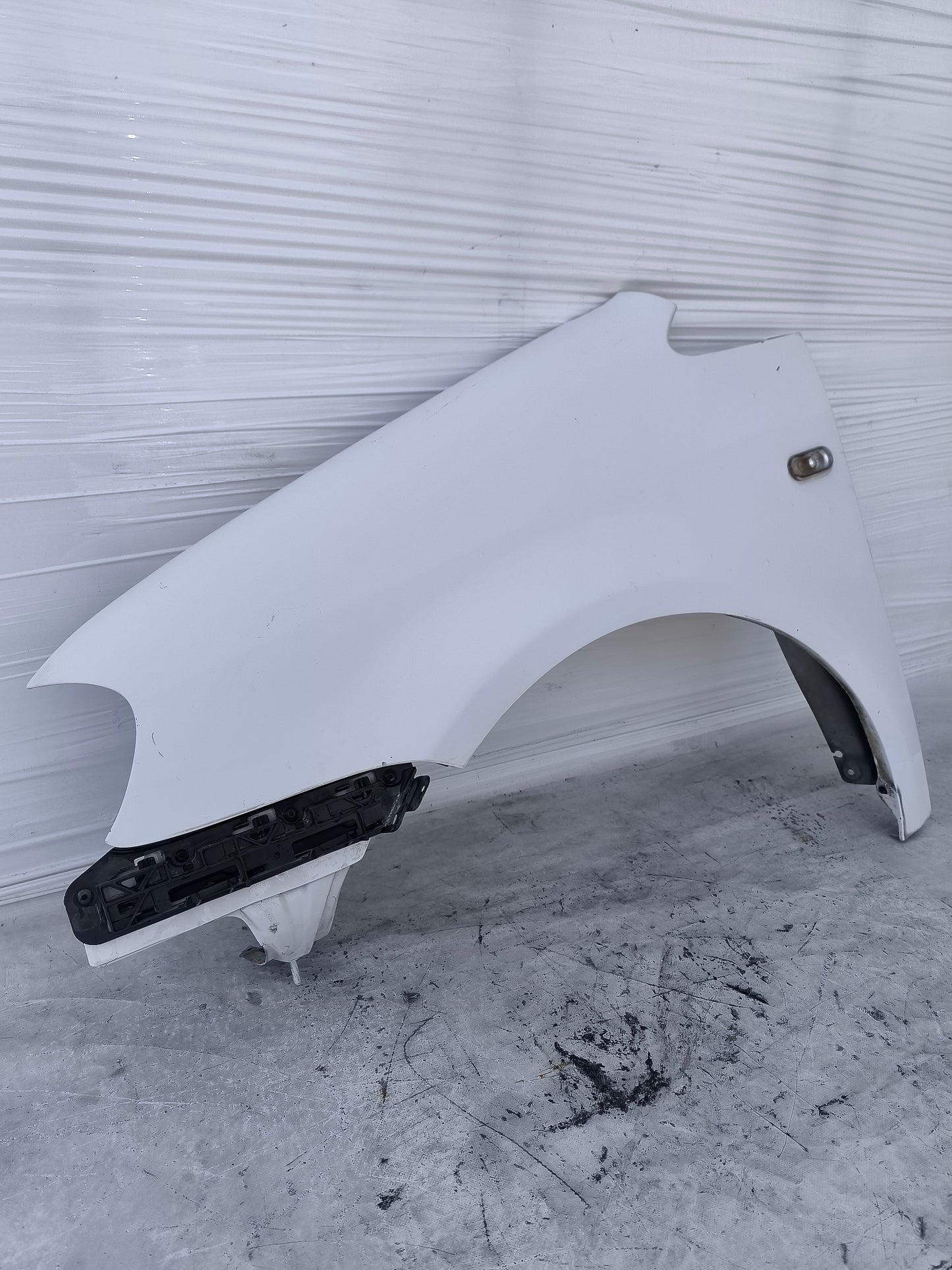 Parafango sx Volkswagen Caddy anno 2004-2010 bianco ecoAG8218