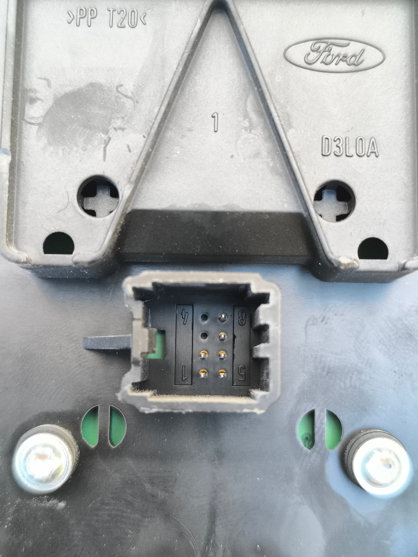 Ford Fiesta 2009 Autoradio-Bedienfeld, Code 8A6T18K811BE ecoAG7621, weist leichte Kratzer und 2 abgebrochene Clips auf.