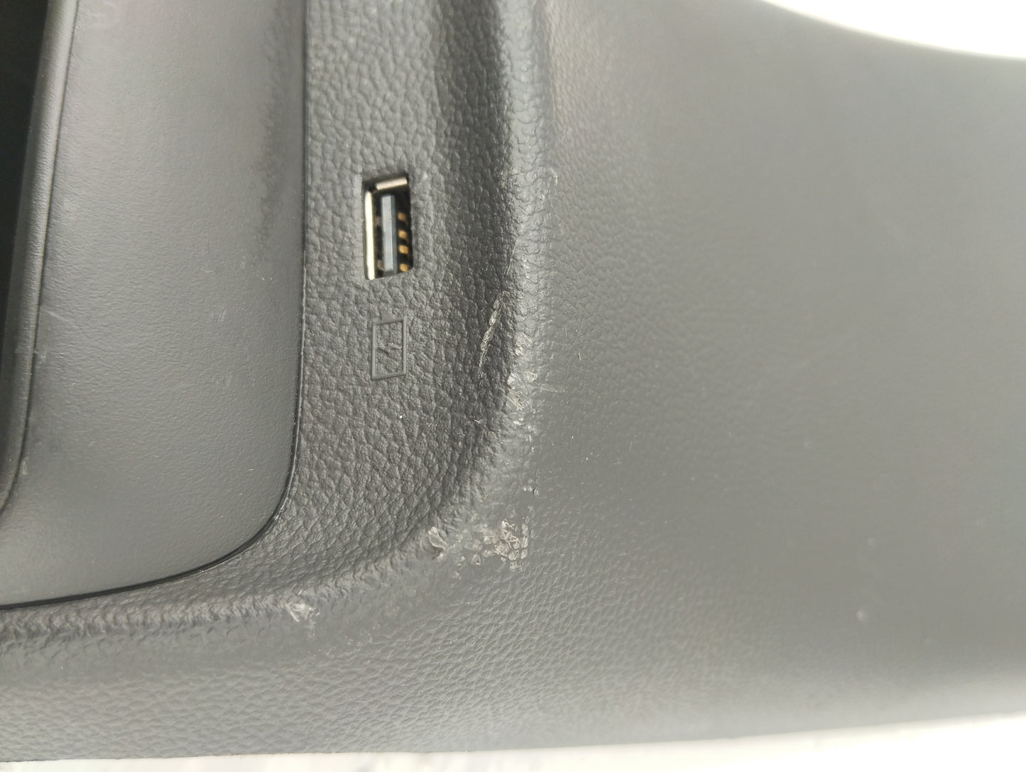 Zentrales Ablagefach hinten mit USB-Anschlüssen MG ZS 2022 Cod.10707735 ecoAG5337