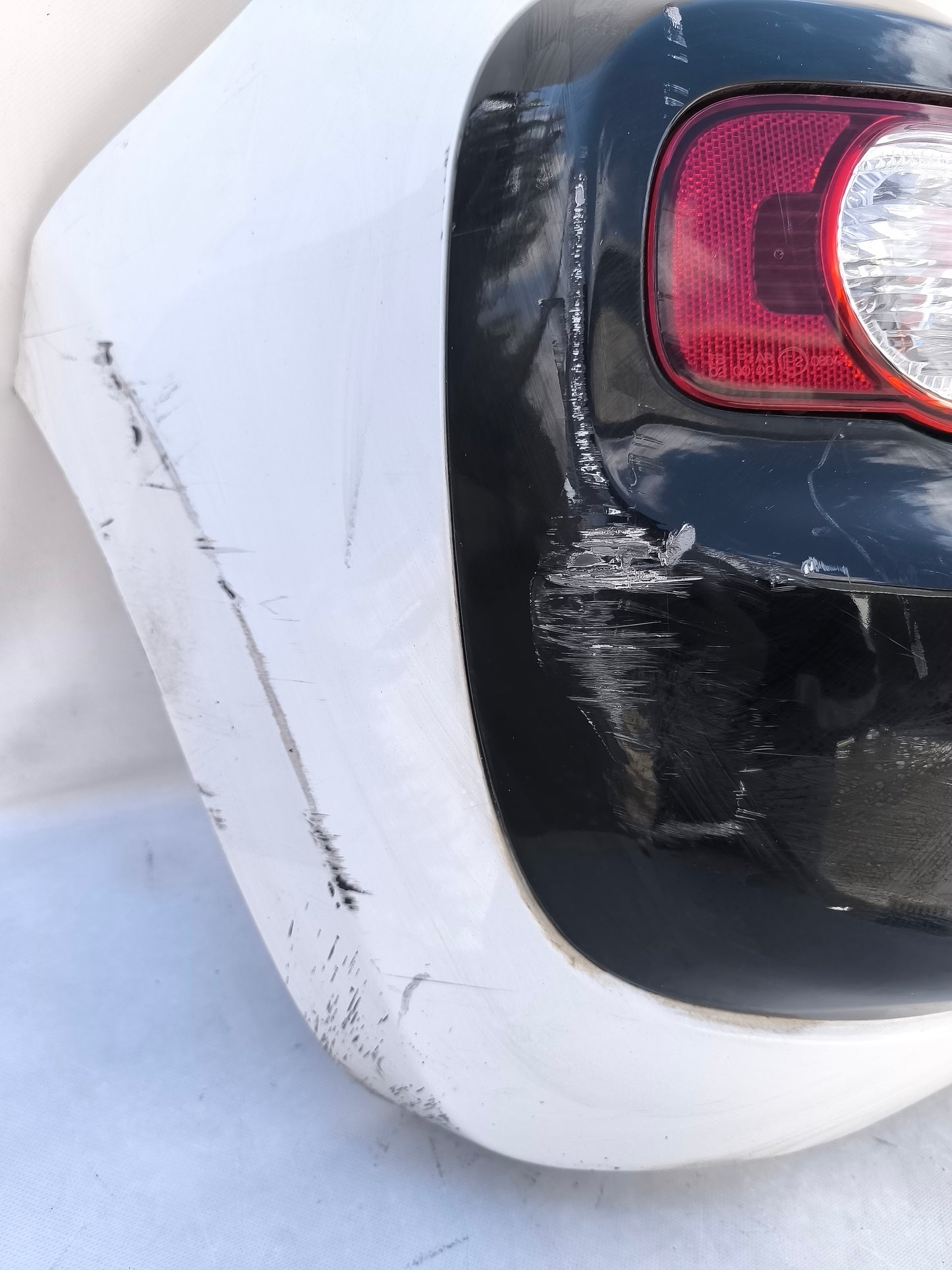 Weißer Heckstoßfänger für Citroen C3 Picasso, Baujahr 2010, weist diverse Kratzer und zwei abgebrochene Clips im Bereich des schwarzen Teils auf (ecoAG513).