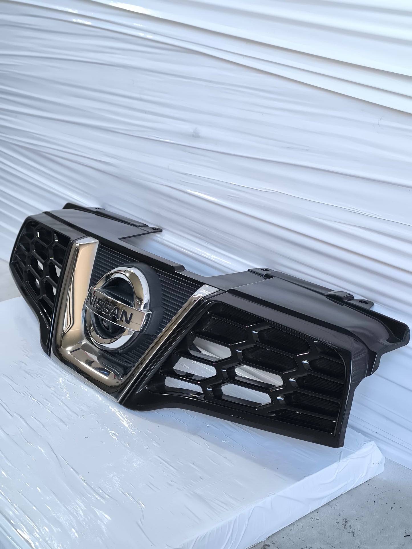Mascherina anteriore con telecamera Nissan Qashqai (J10) 2010-2013 Resyling cod: A0455283 ecoAG8499