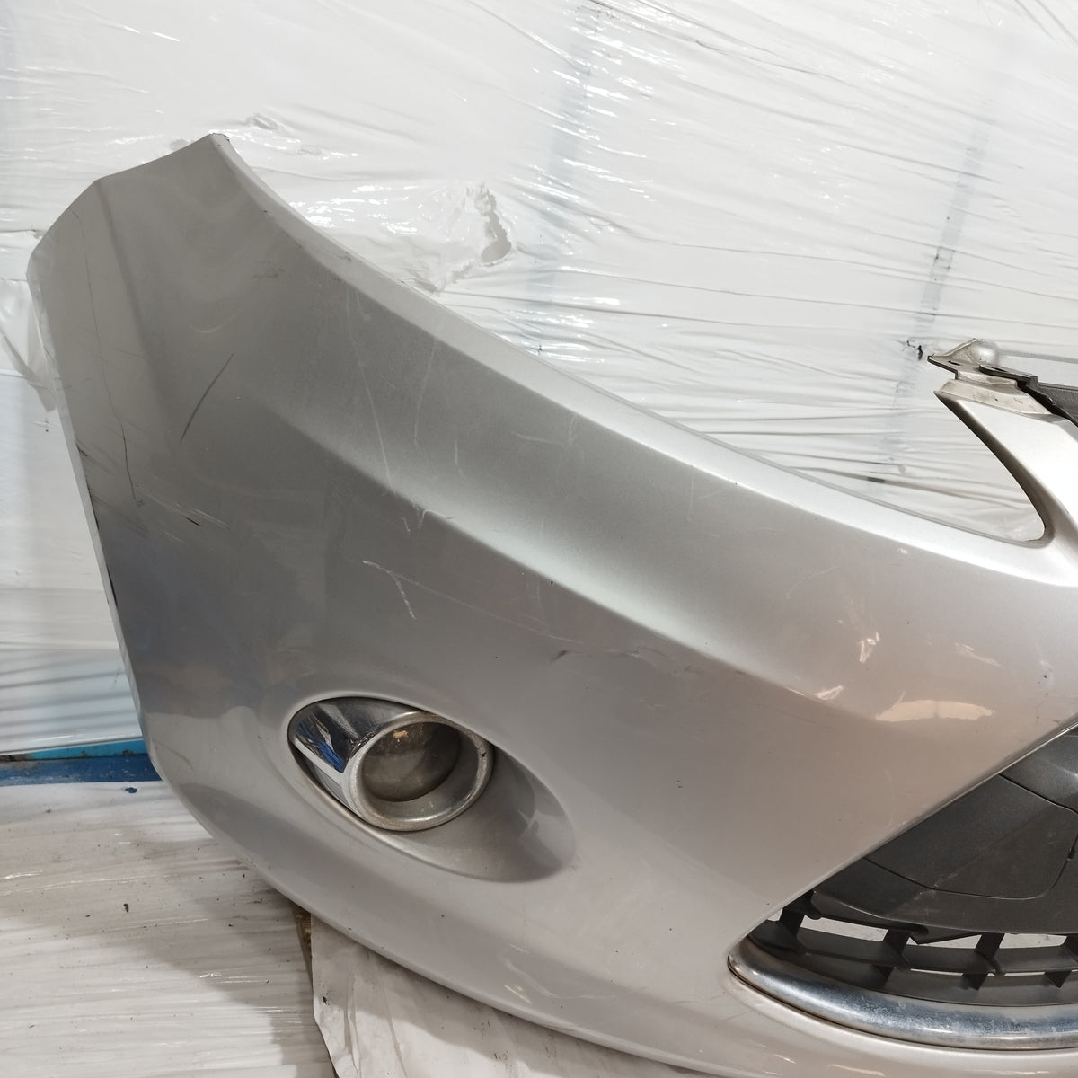 Paraurti anteriore grigio Ford Fiesta (MK6) 2008-2015 ecoAC16943