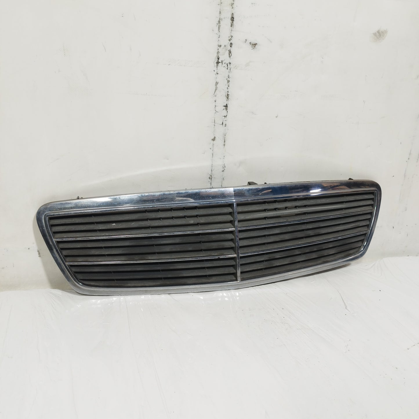 Mascherina centrale anteriore Mercedes Classe C W203 2000-2004 cod: A2038800483 ecoAC15624