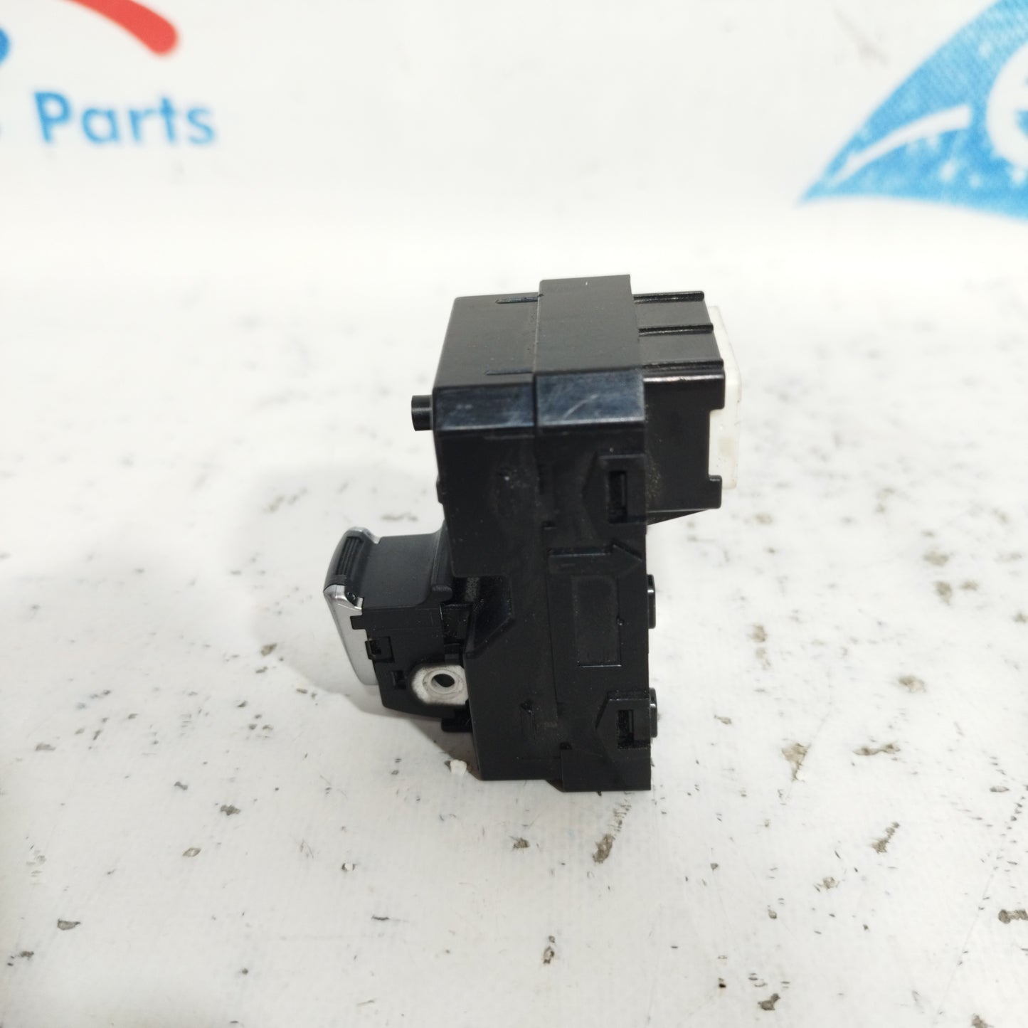 Pulsante posteriore dx Kia Sportage 2018 Cod: 93590f1120 ecoAC8687