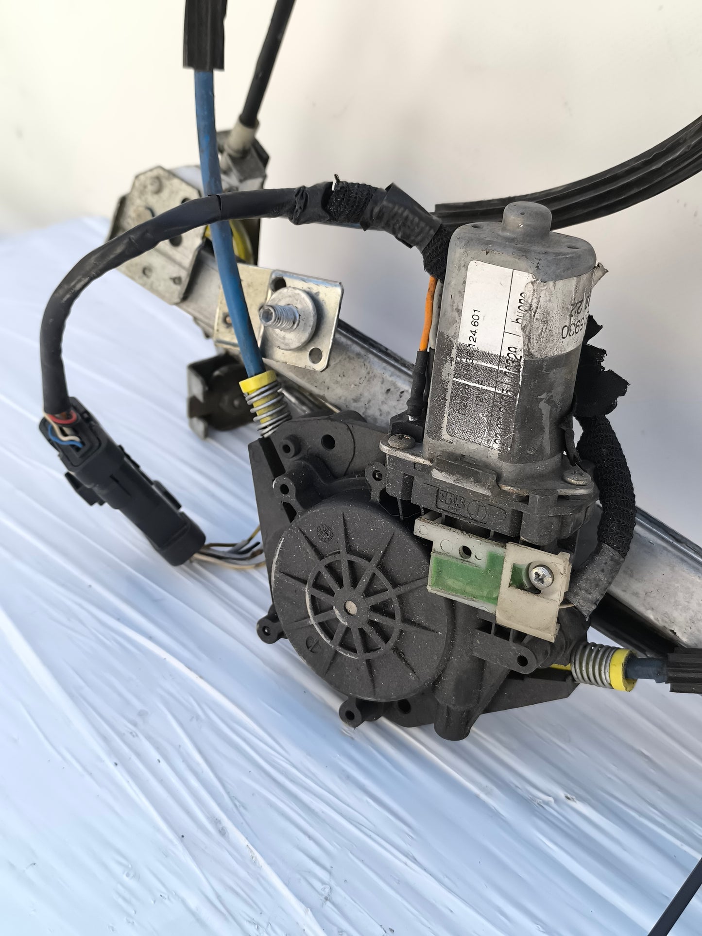 Linke Halterung für beschädigtes Glas, Alfa Romeo GT, Baujahr 2005, Teilenummer 606815930, ecoAG7561