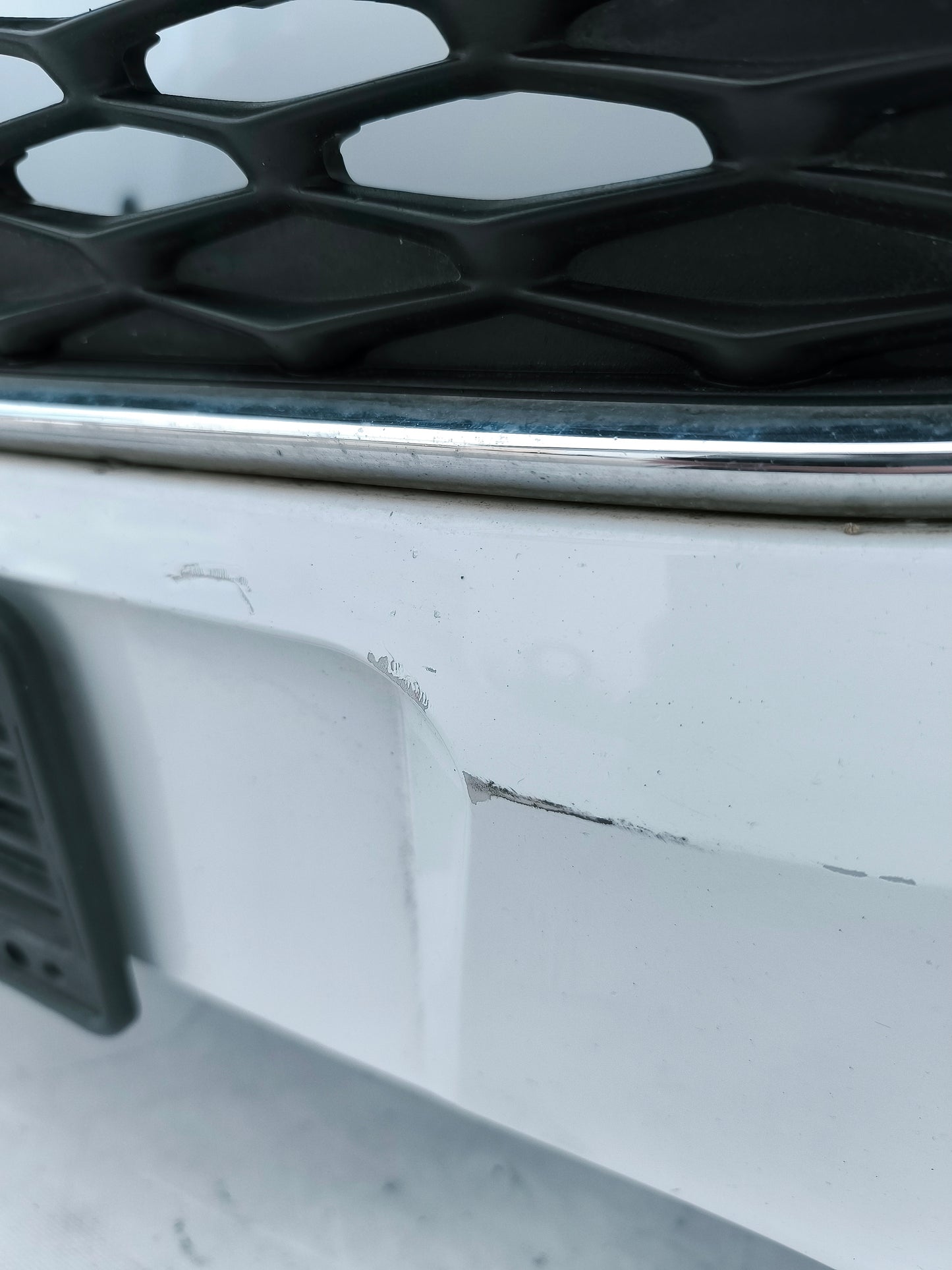 Kompletter Ford Focus 1.5 TDCI, Baujahr 2015, weiß, ecoAG7470 (Stoßstange leicht zerkratzt - Motorhaube hat eine kleine Delle)
