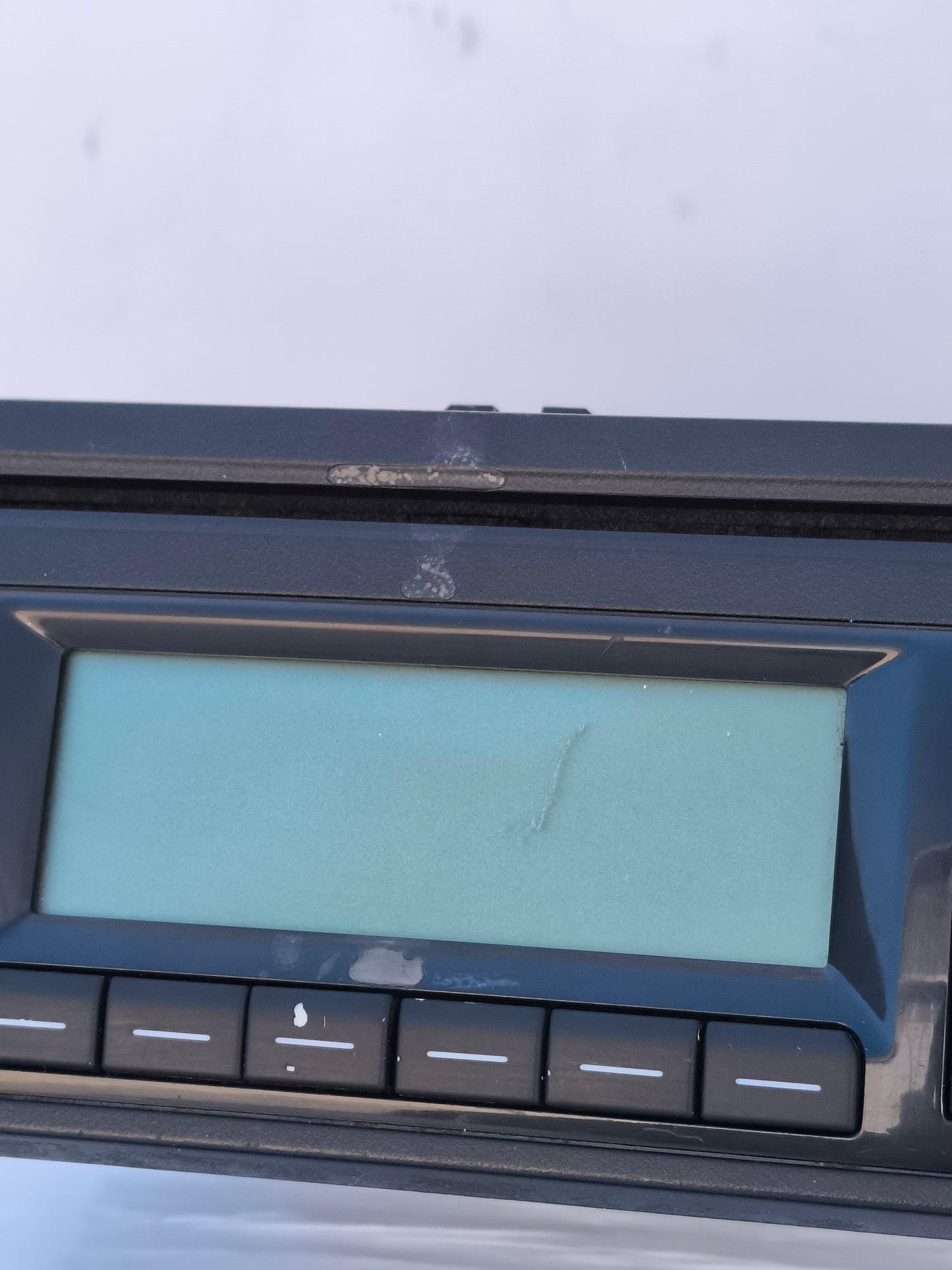 Autoradio für Volkswagen Golf 5/6 Polo, Baujahr 2010, Teilenummer 1k0035156A, weist Klebereste und einen Kratzer auf dem Display auf (ecoAG7359).