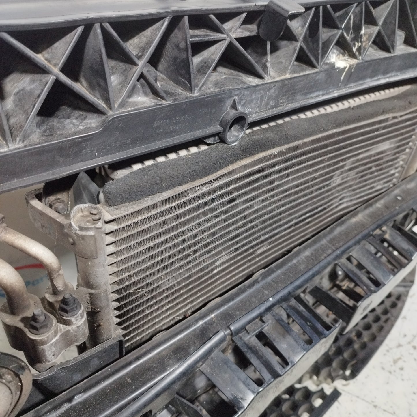 Kompletter Kühlergrill mit Verstärkung und Kühlern Hyundai i10 1.1 B 2010 Code: 64101-0X000 ecoAC9878