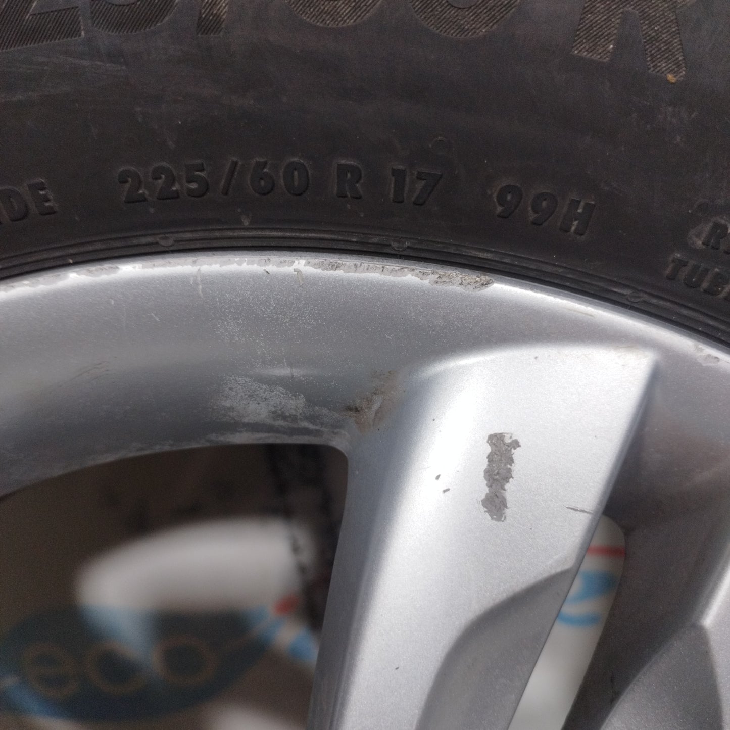 Komplette Leichtmetallfelgen mit Reifen Hyundai IX35 2011 225/60 R17 ecoAC9911