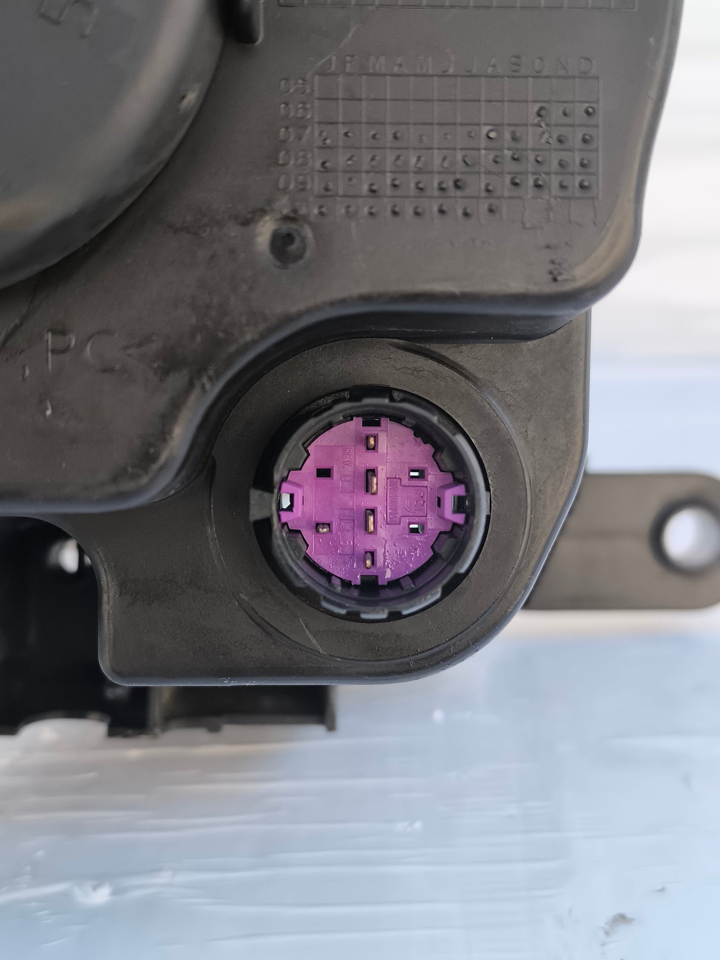 Linker Frontscheinwerfer Fiat 500 Baujahr 2008 weist einen kleinen internen Schaden auf ecoAG7683