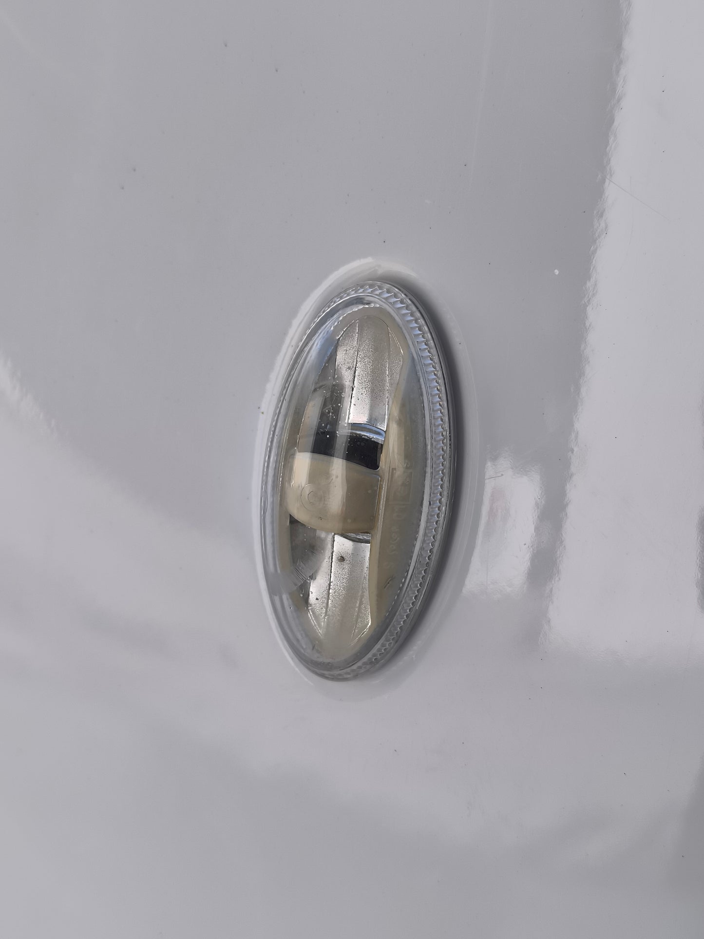 Weißer linker Kotflügel eines Citroën C3 Picasso, Baujahr 2010, mit diversen Kratzern (ecoAG637).