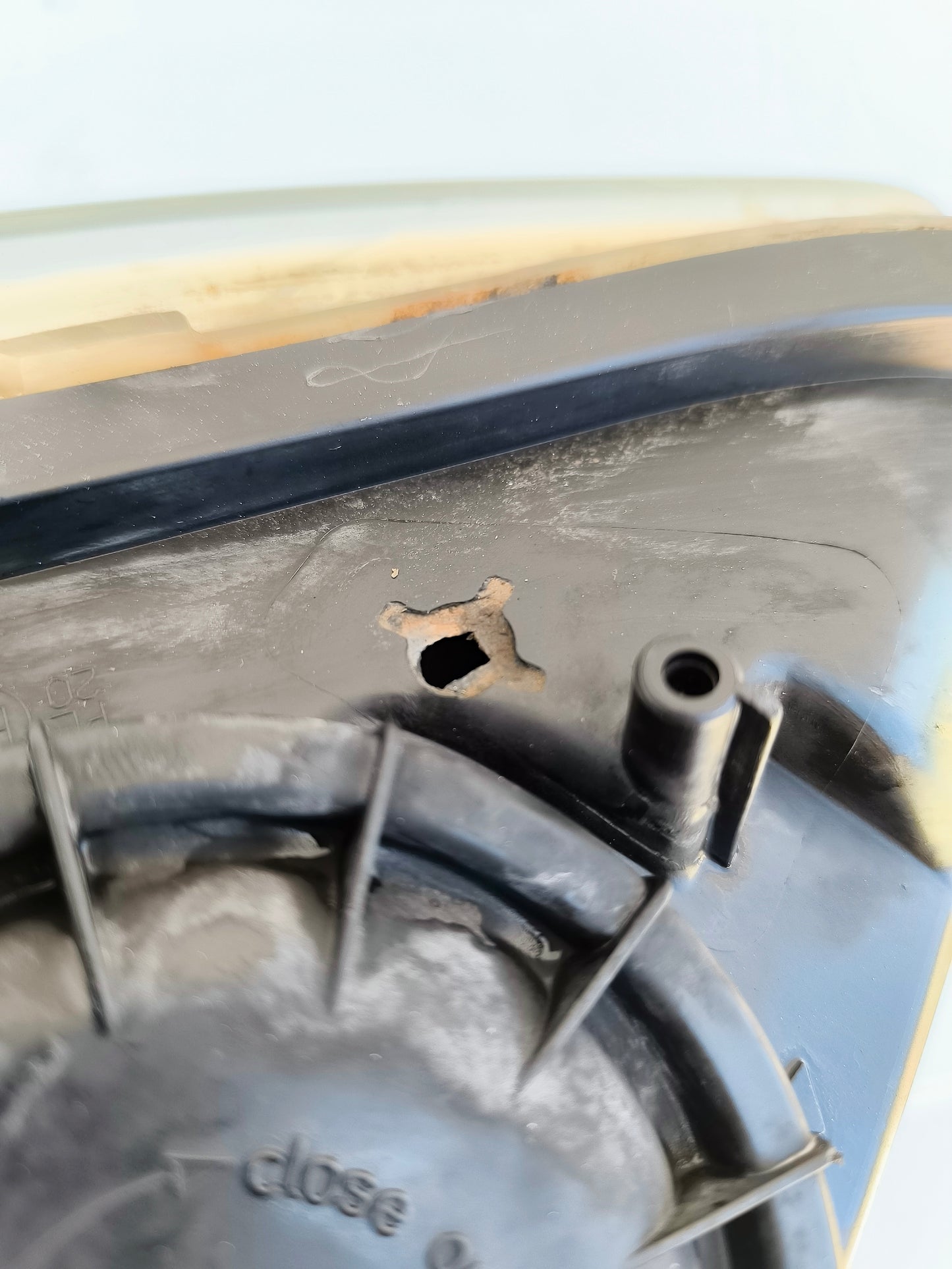 Left front headlight Xenon Opel Insignia year 2010 has a damaged lock one broken and small internal stains ecoAG7038