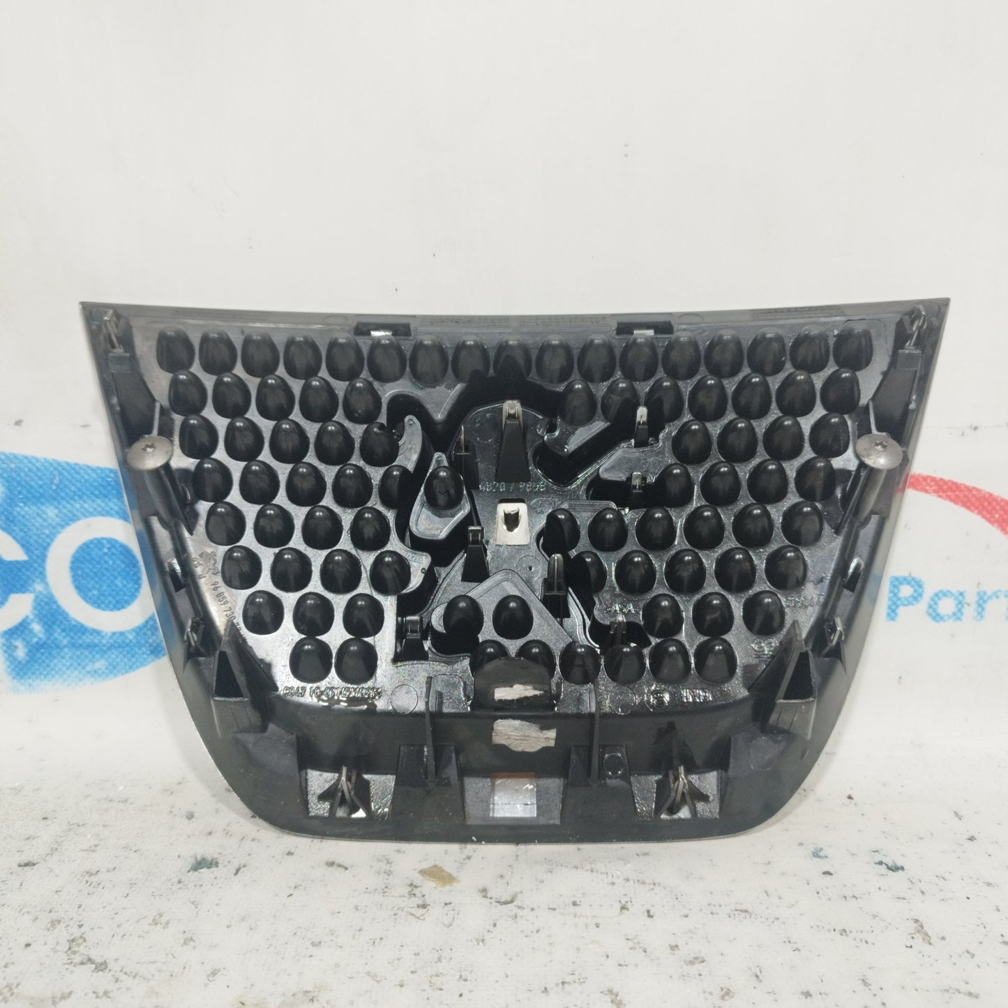 Peugeot 3008 2011 Central Bumper Logo Code: 9685973077 ecoAC9637