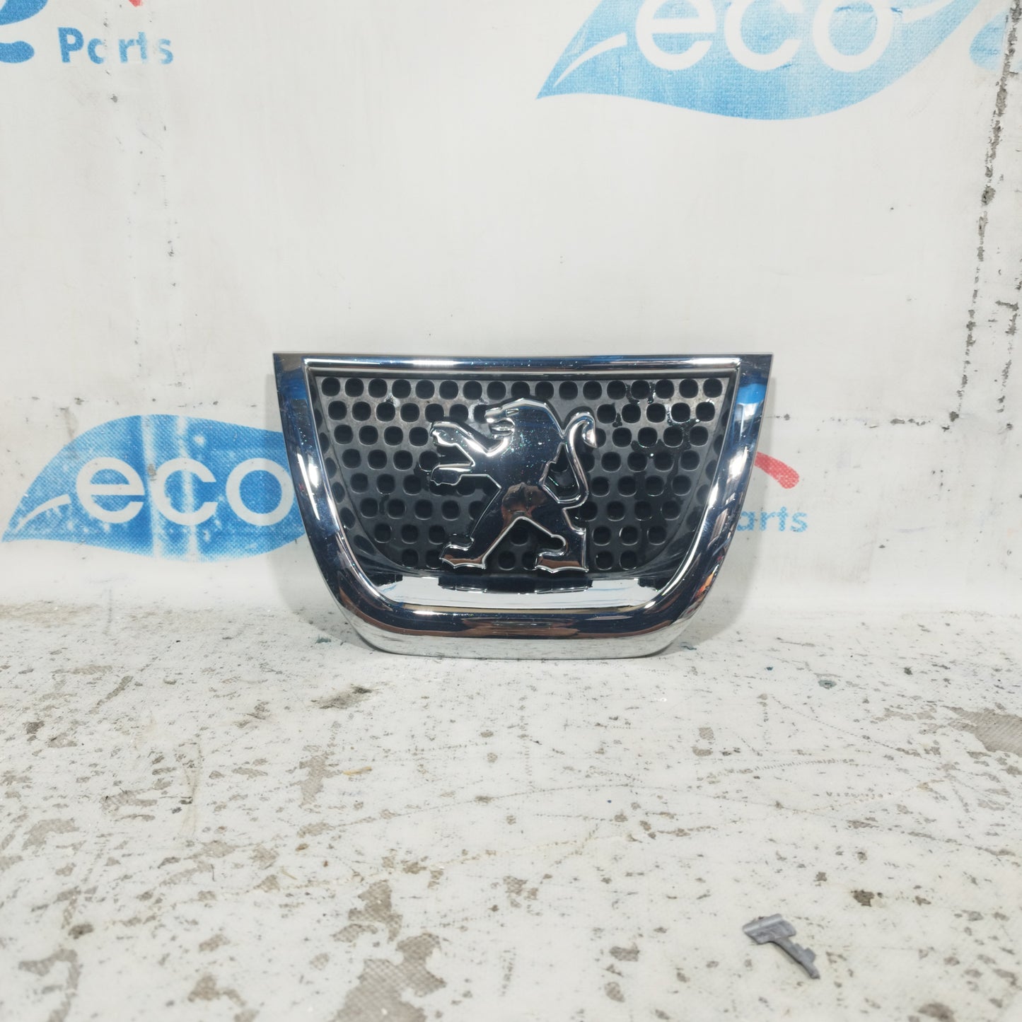 Peugeot 3008 2011 Central Bumper Logo Code: 9685973077 ecoAC9637