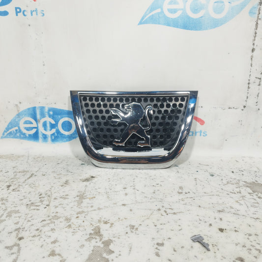 Peugeot 3008 2011 Central Bumper Logo Code: 9685973077 ecoAC9637