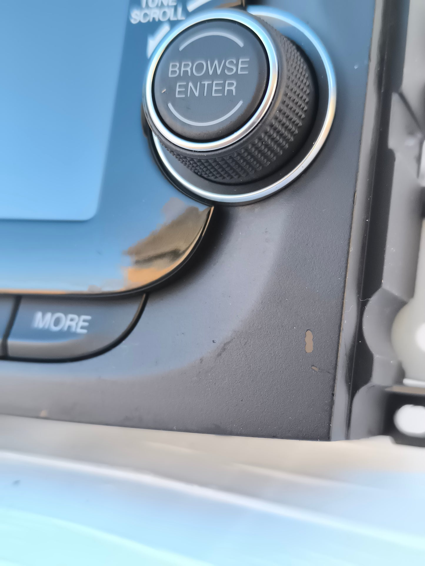 Fiat 500L Autoradio, Baujahr 2014, Code 814950 ecoAG7671, weist leichte Gebrauchsspuren auf.