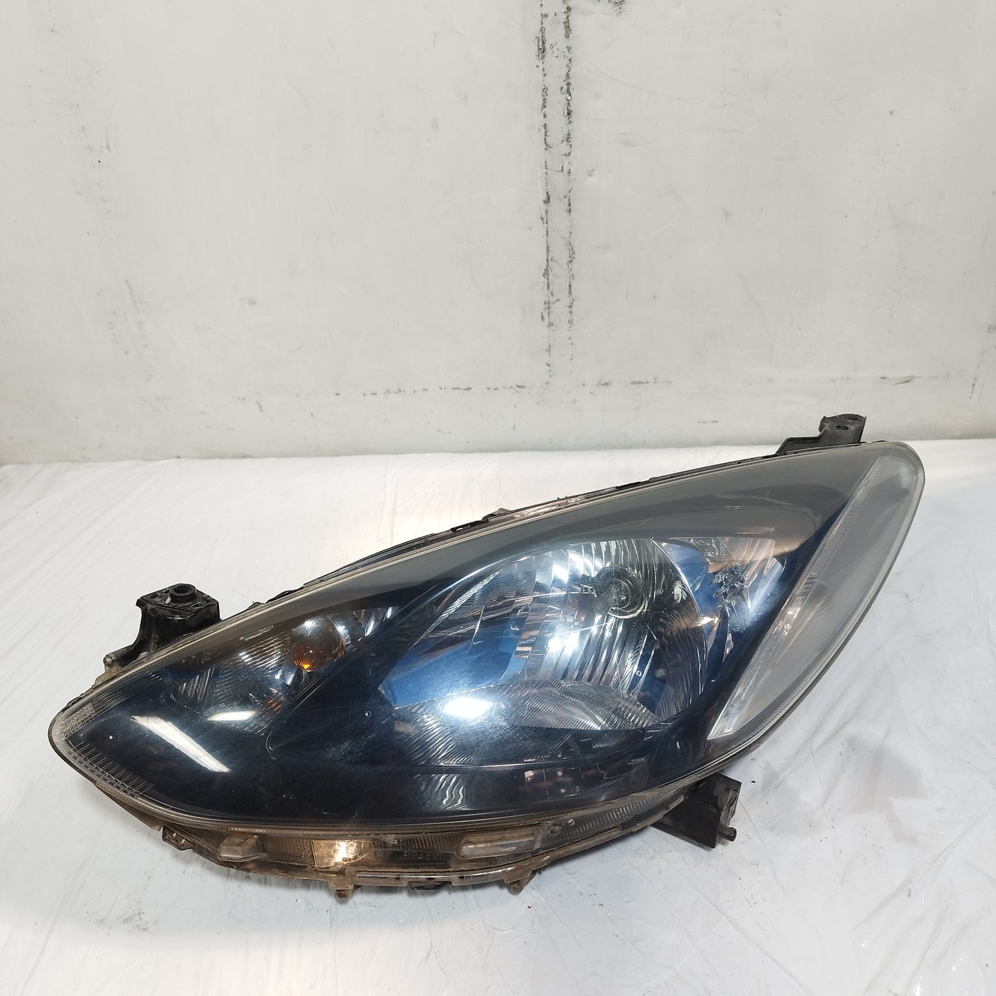 Fanale anteriore sx Mazda 2 II serie (DE) 2010-2014 Restyling cod: DR6151040 ecoAC16433