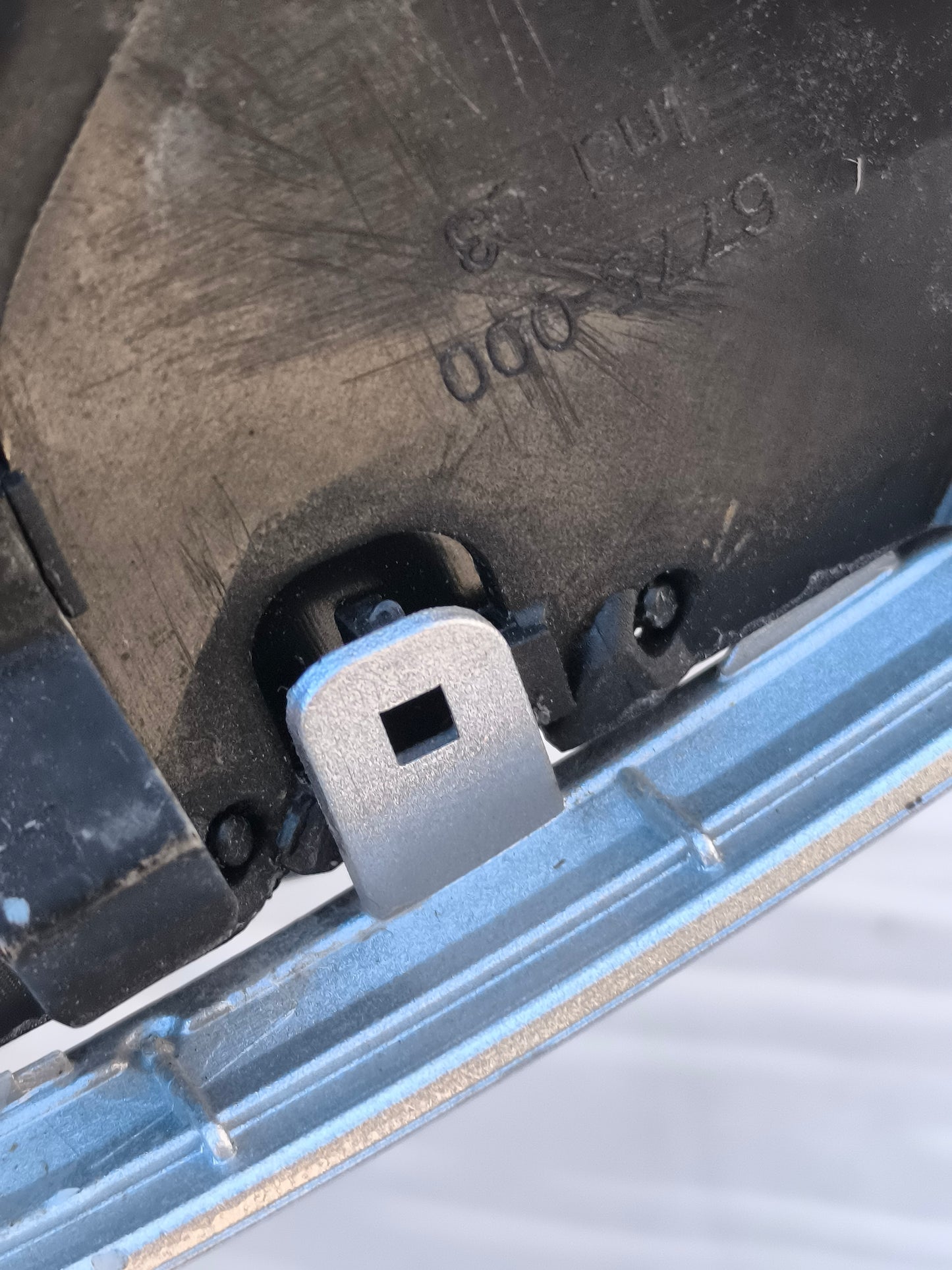 Ford Fiesta 2009 Autoradio-Bedienfeld, Code 8A6T18K811BE ecoAG7621, weist leichte Kratzer und 2 abgebrochene Clips auf.
