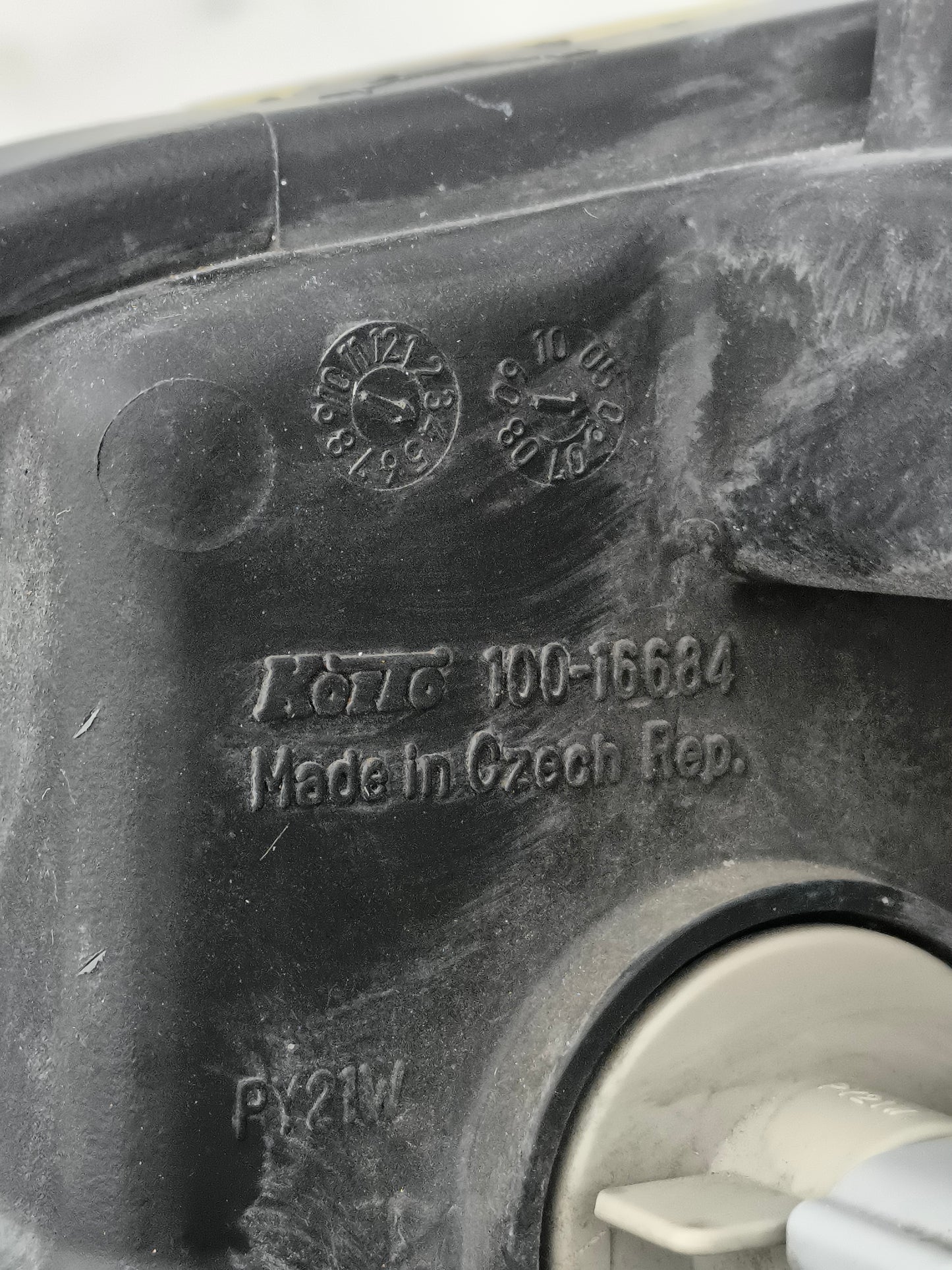 Der rechte Frontscheinwerfer eines Fiat 16 ecoAG7696 weist einen Schaden auf.