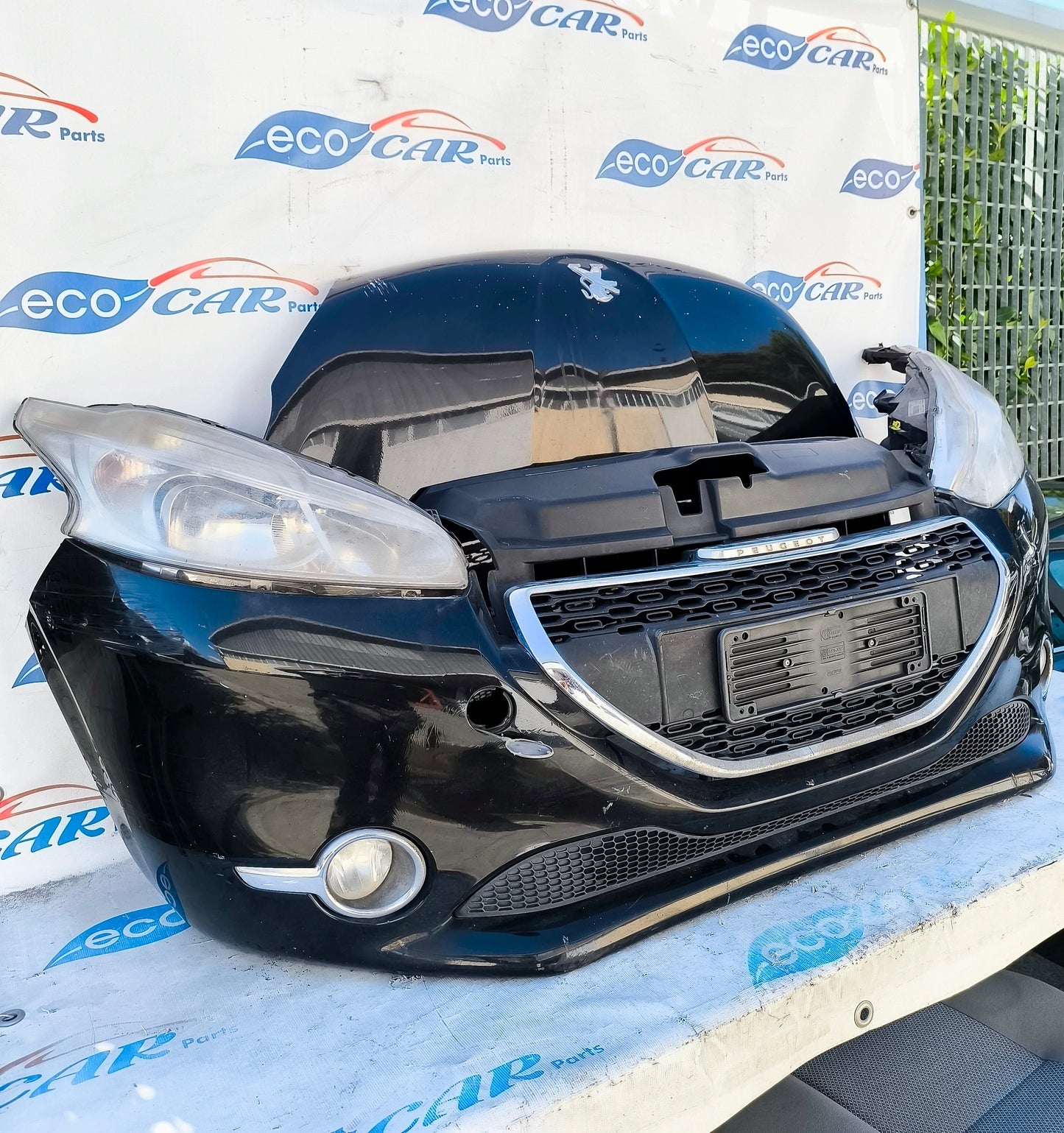 Frontpartie / Komplette schwarze Karosserie Peugeot 208 2013 ecoAG5718