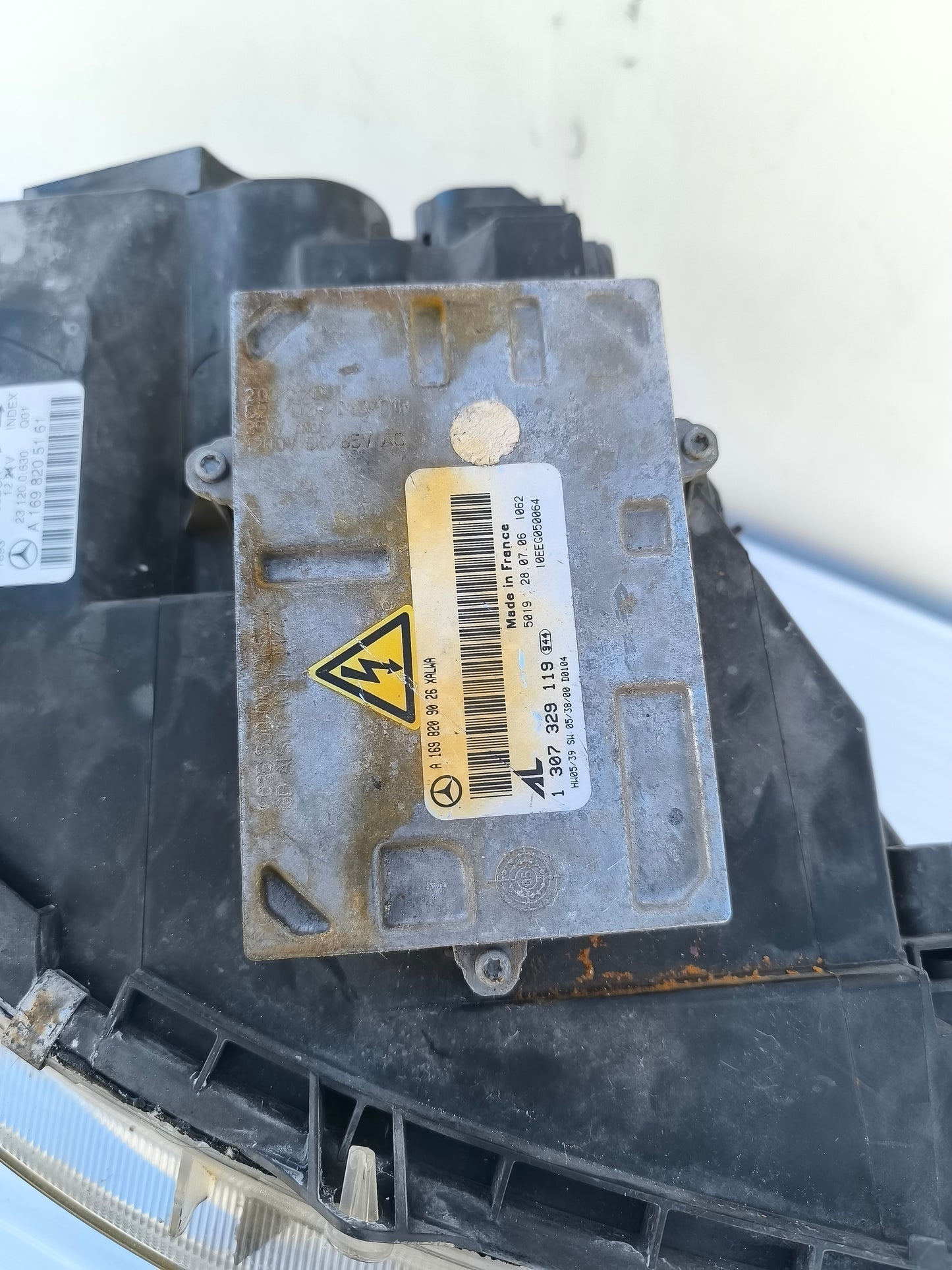 Der linke Xenon-Frontscheinwerfer der Mercedes B-Klasse W245 weist einen Innenfleck auf (ecoAG7539).